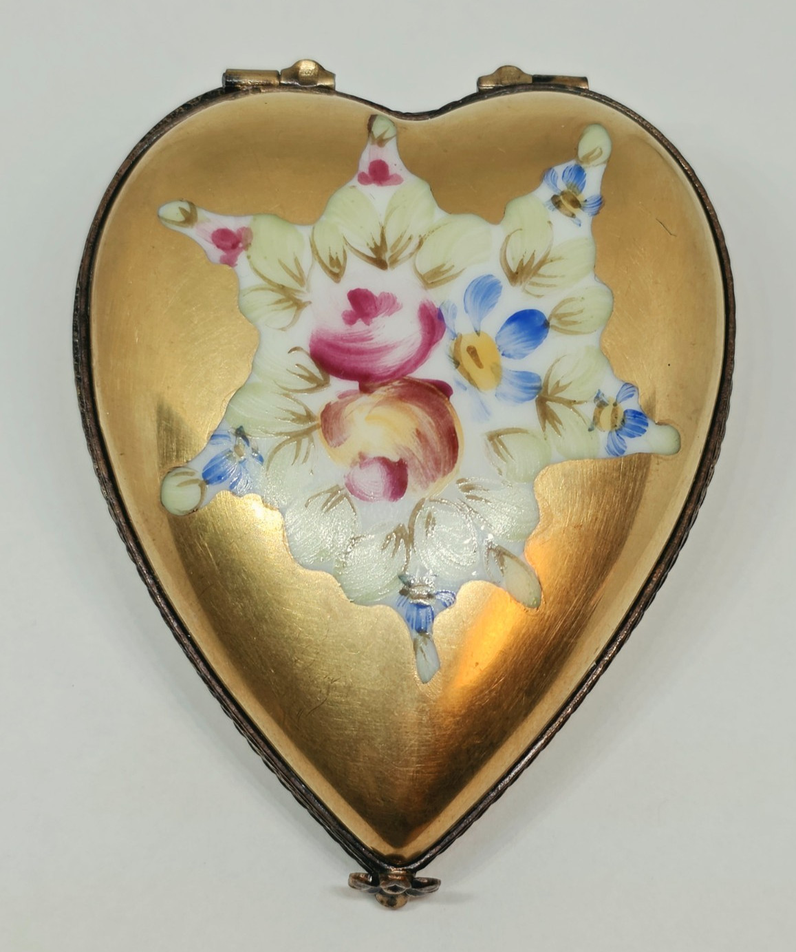 LIMOGES FRANCE BOX ~ CHAMART ~ VINTAGE FLAT GOLD HEART & PINK ROSES ~ PEINT MAIN