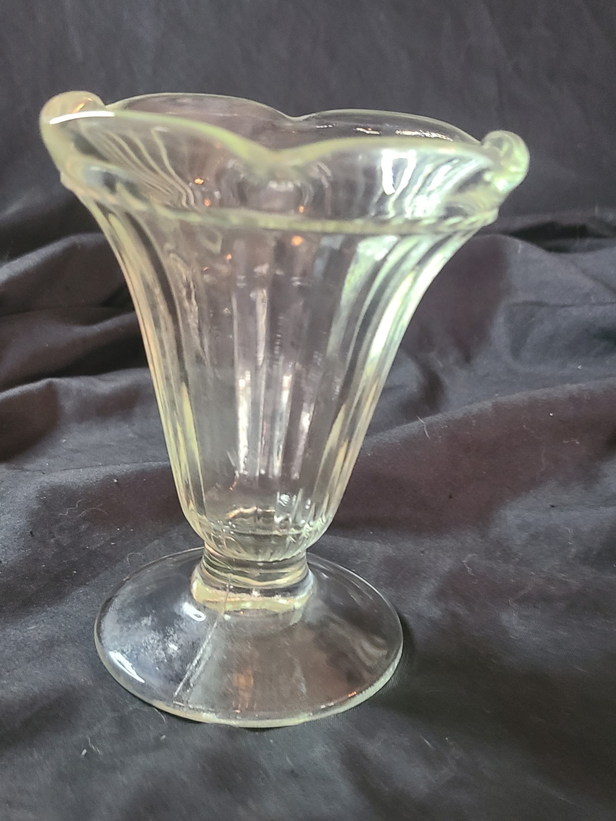 Vintage Ribbed Glass Ice Cream Sundae Dish Or Desert Dish 5” Tall