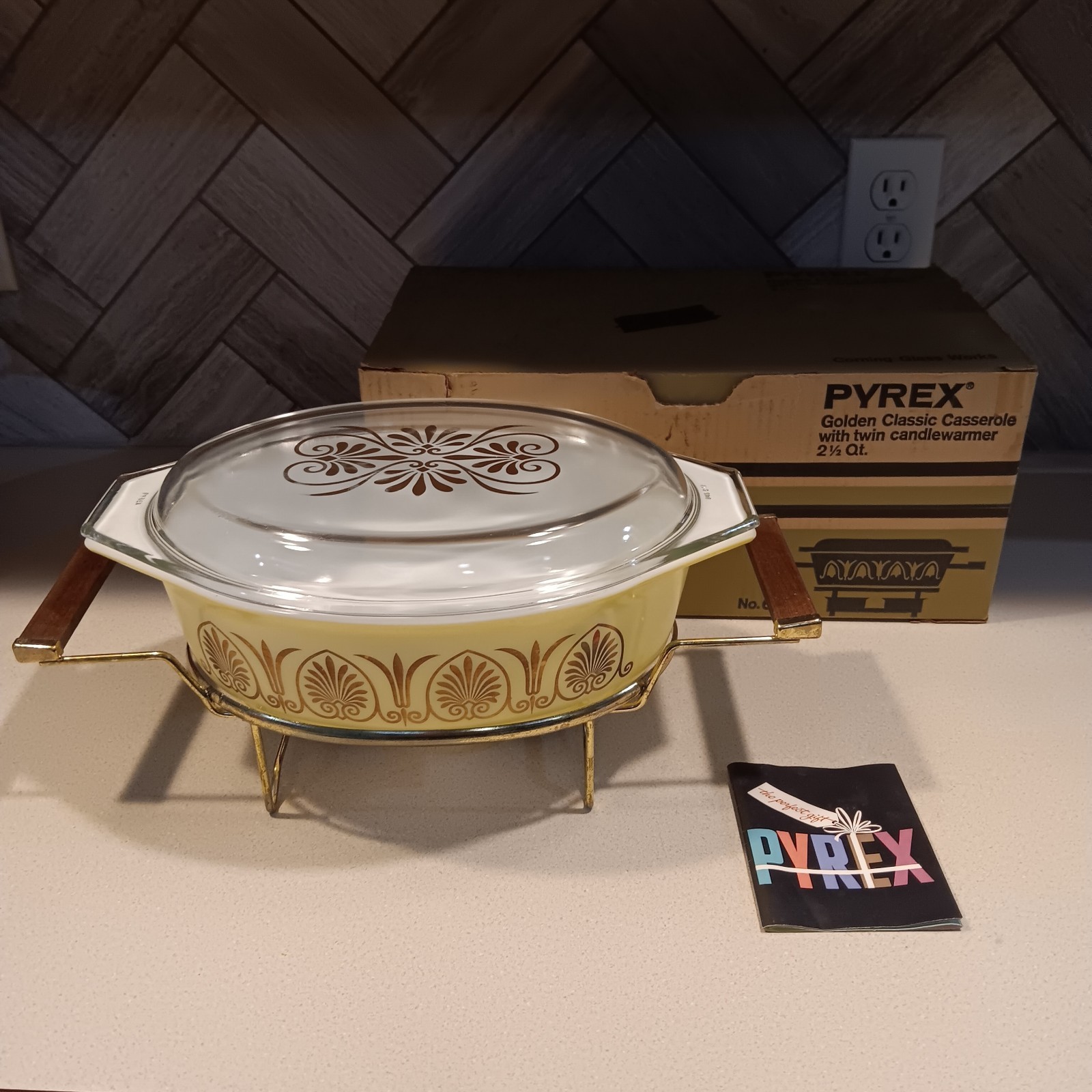 Vintage Pyrex Golden Classic 2½ qt casserole dish w/ candle warmer Original Box