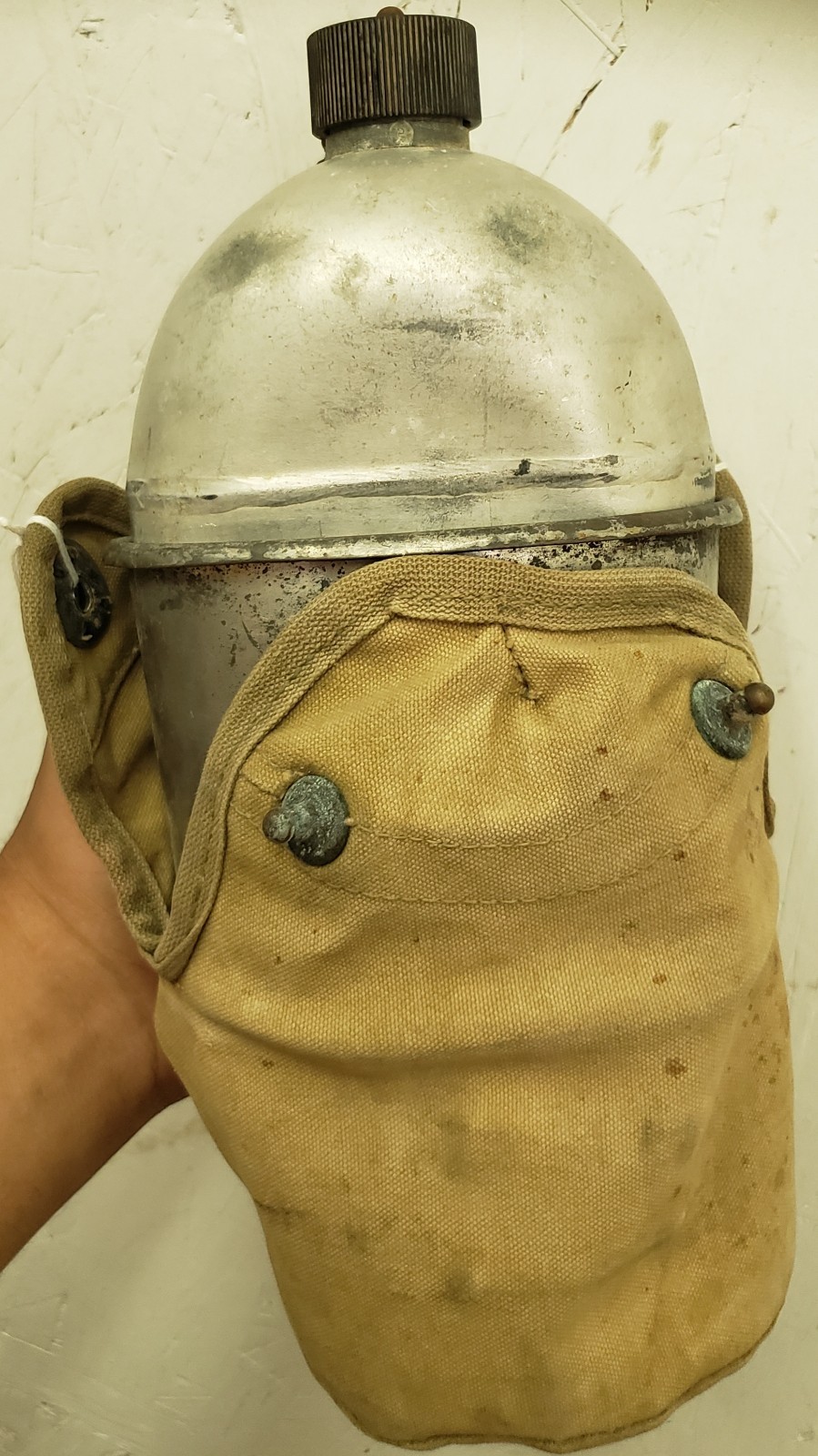 WW2 U.S.M.C. 2ND PATTERN COVER WITH A 1943 DATED CANTEEN AND A 1943 DATED CUP
