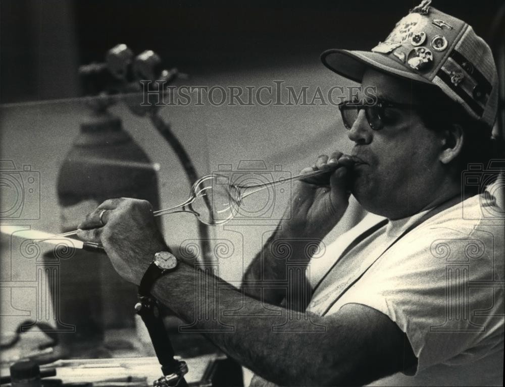 1988 Press Photo Glass blower Roger Mai at artist event in Glendale Wisconsin