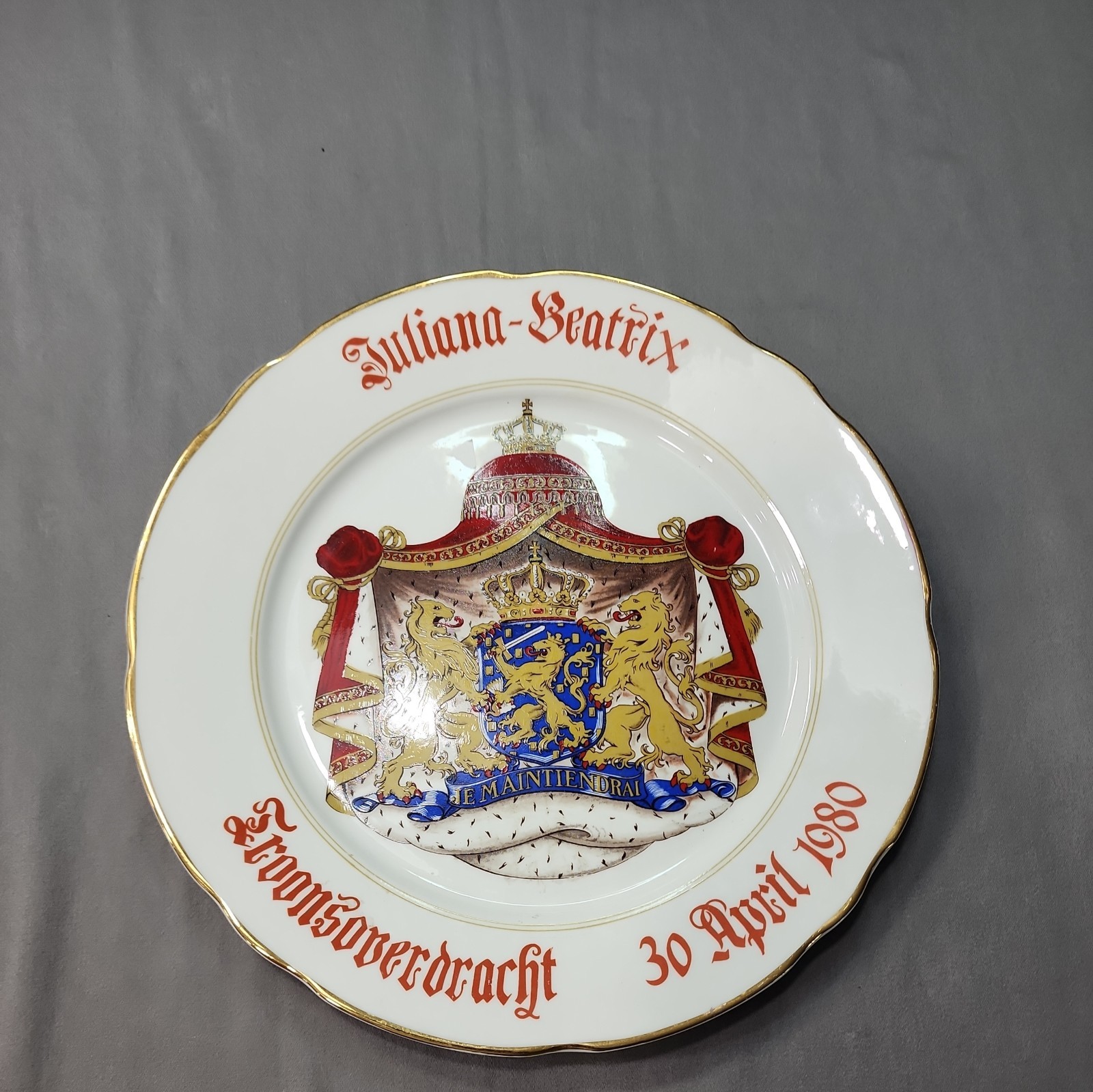 VINTAGE ROYAL STAFFORD BONE CHINA CORONATION TRINKET PLATE FOR QUEEN BEATRIX VINTAGE ROYAL STAFFORD BONE CHINA CORONATION TRINKET PLATE FOR QUEEN BEATRIX