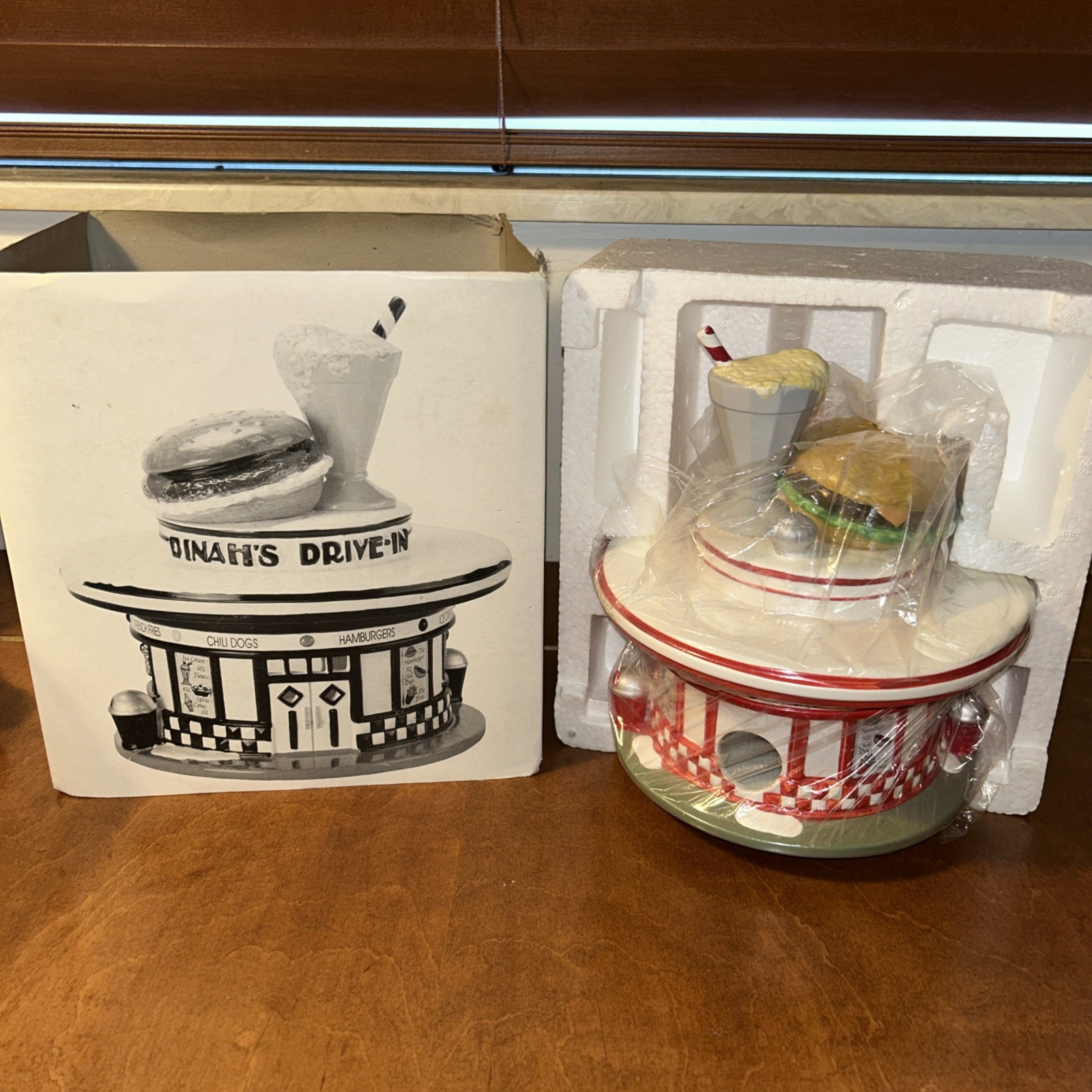 Department 56 – The Original Snow Village – Dinah's Drive-In – 1998