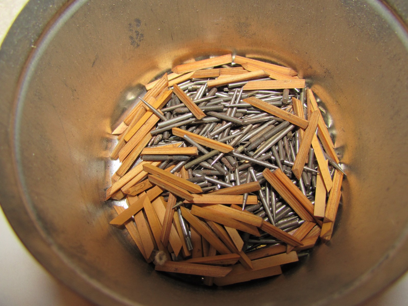 * OVER 200 BAMBOO & STEEL VICTOR TALKING MACHINE NEEDLES * ORIGINAL *
