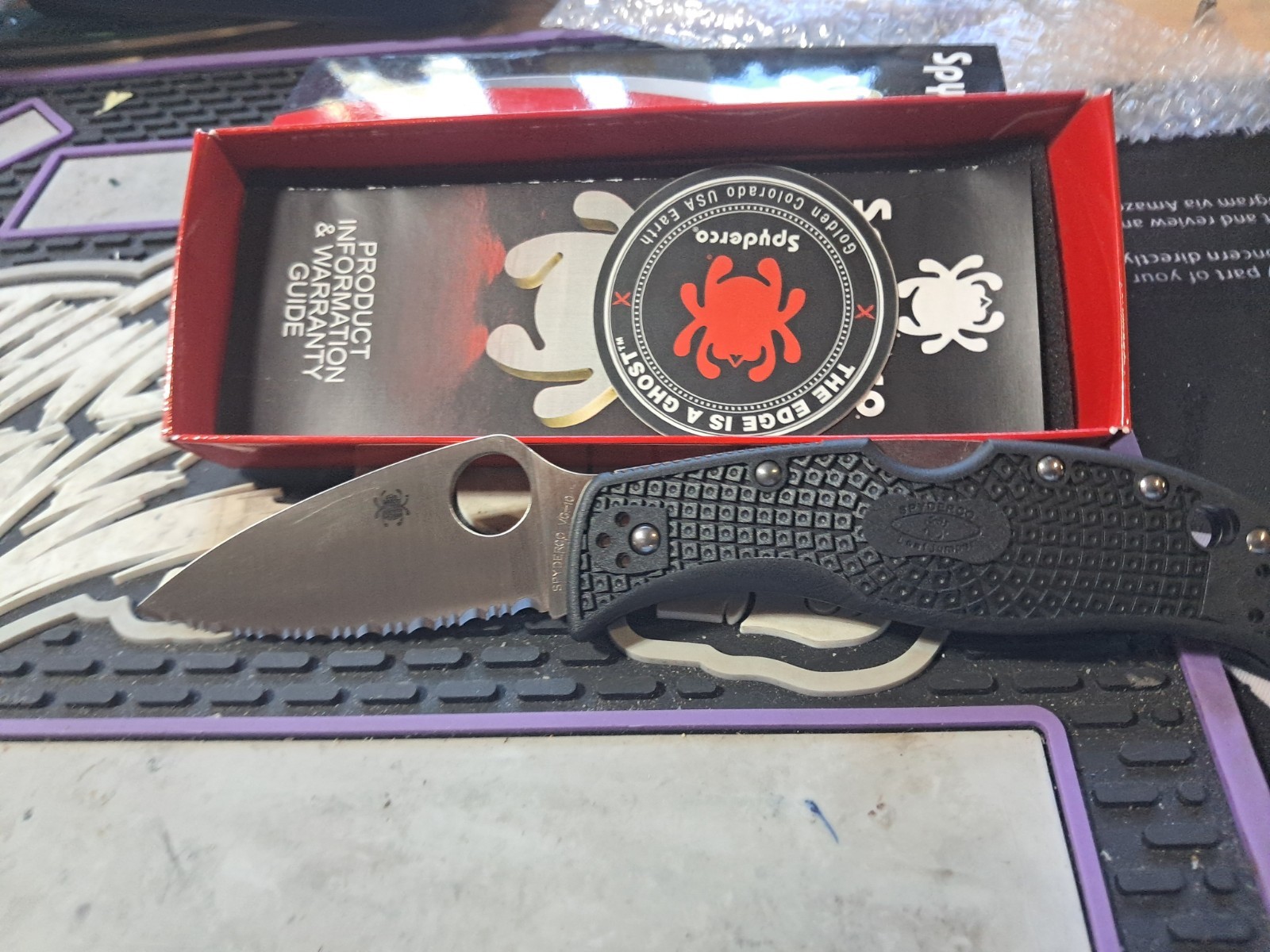 Spyderco LeafJumper Knife C262SBK VG-10 SE Steel Blade serrated blade lockback