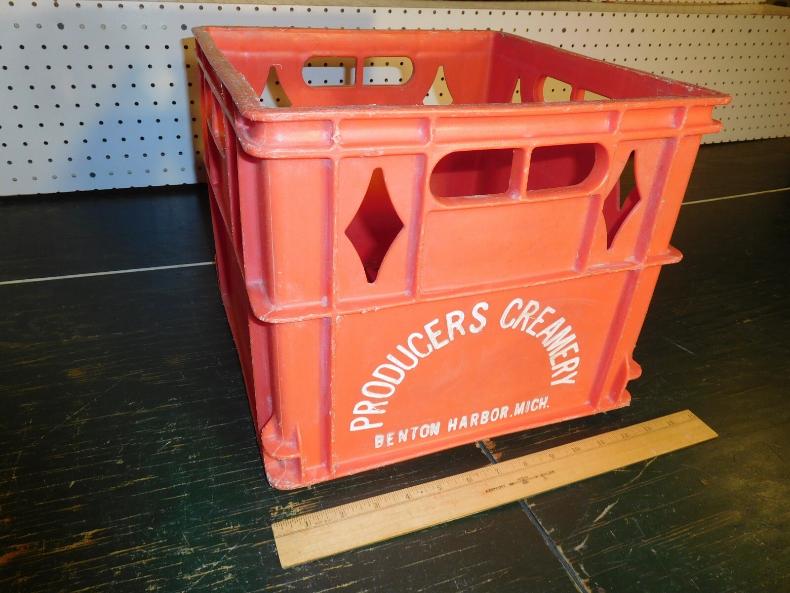 Scarce Vint. Producers Creamery Benton Harbor, Mich. Red Solid Side Milk Crate#1