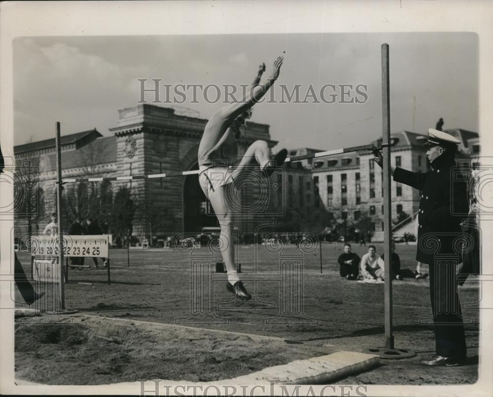 1940 Press Photo Al Blozis shot putter tries high jum at Georgetown U
