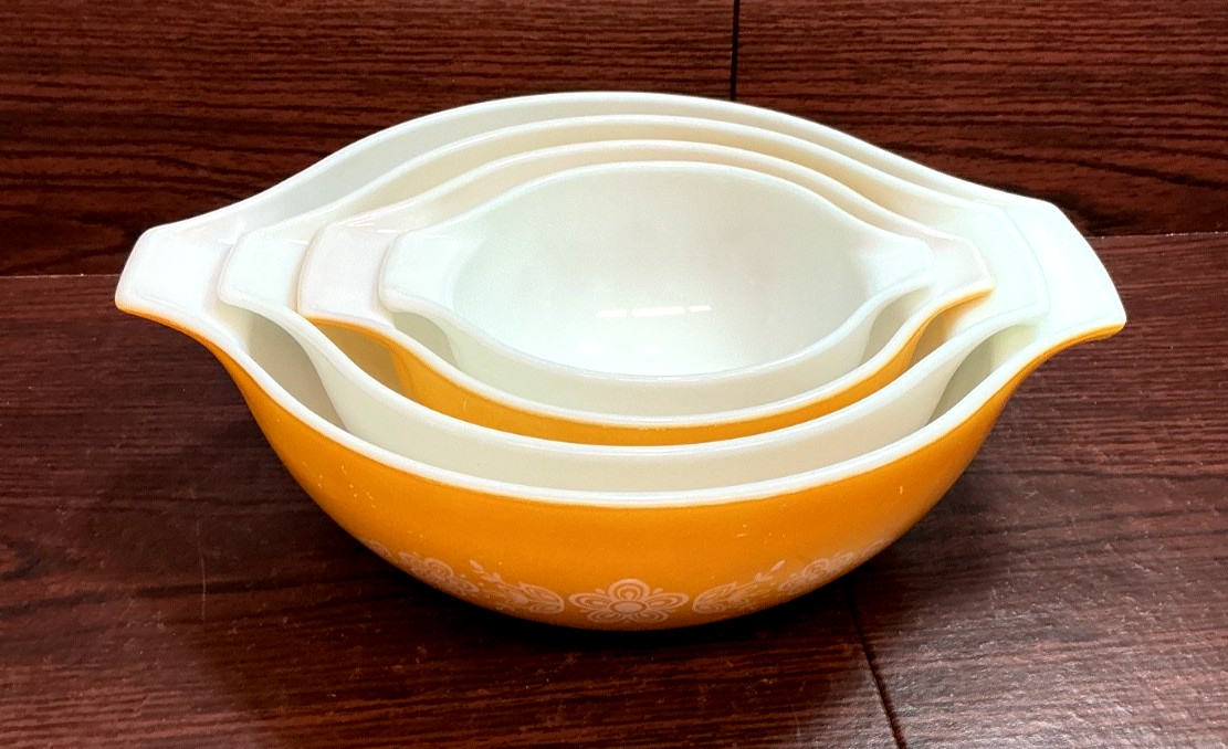 VINTAGE 1970'S PYREX BUTTERFLY GOLD SET OF 4 NESTING CINDERELLA MIXING BOWLS