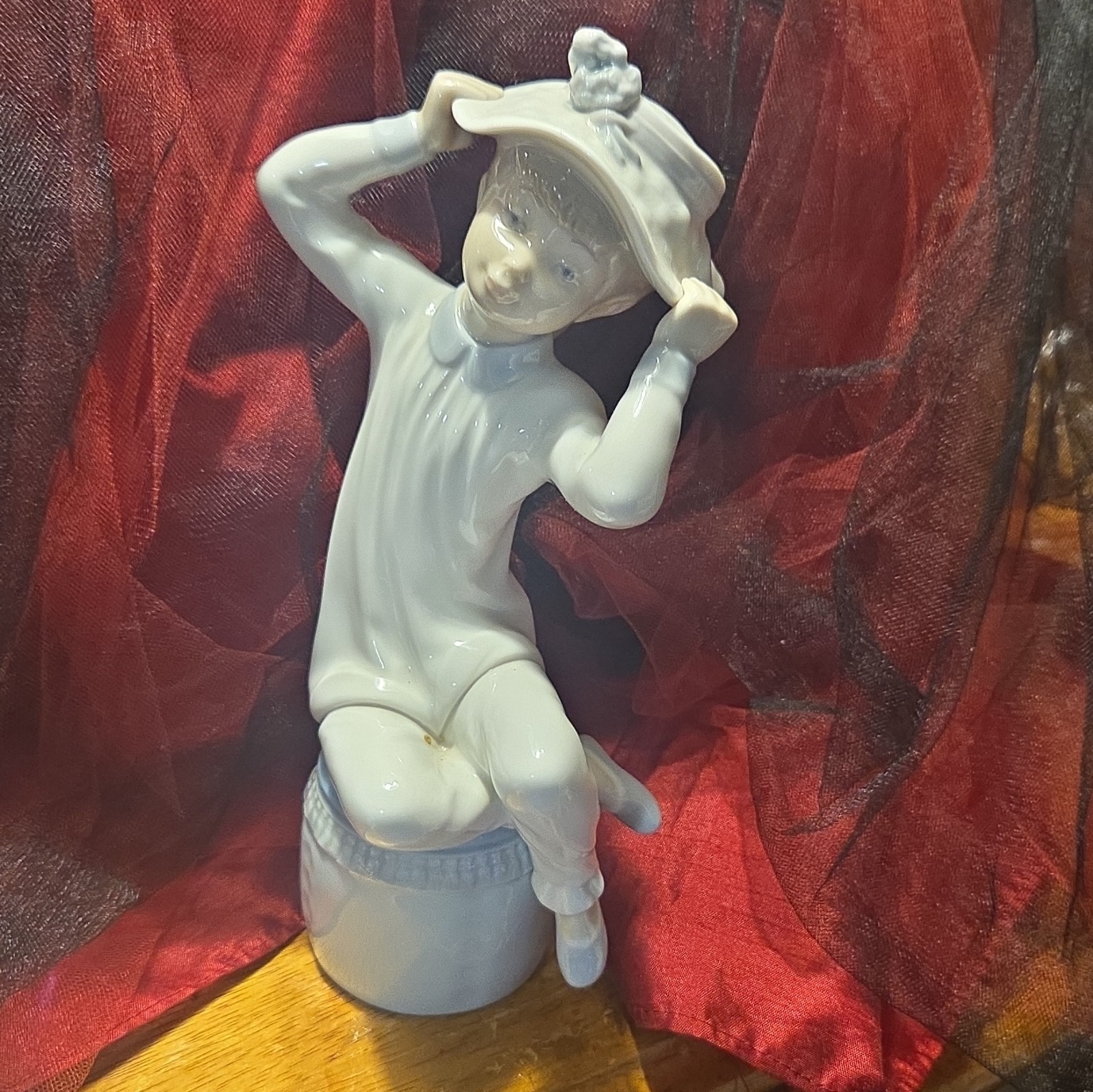 LLADRO GIRL WITH HAT BONNET SITTING ON STOOL #1147 GLOSSY FIGURINE 8.5\