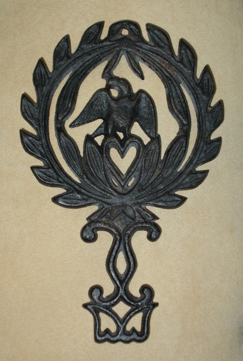 VINTAGE POST WWII US MILITARY PATRIOTIC ORNATE CAST IRON METAL EAGLE TRIVET