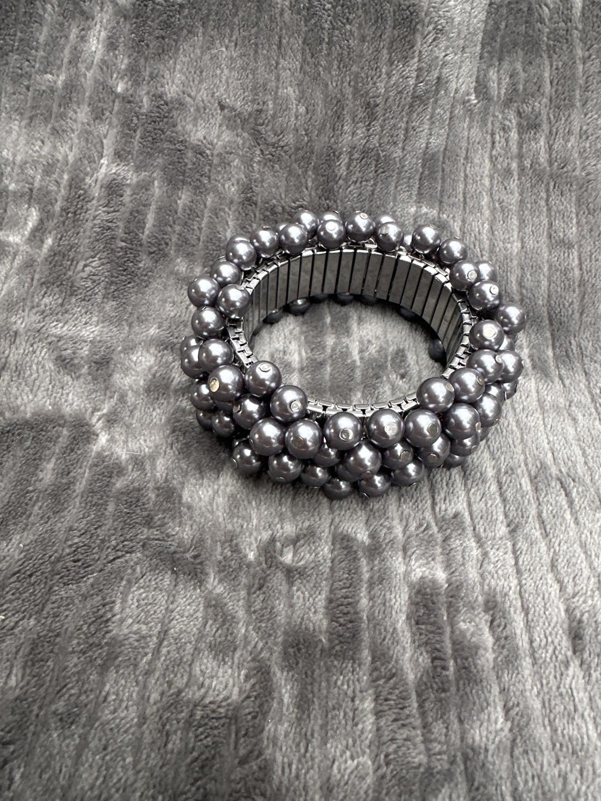 Stretchable Bracelet with Dark Gray Pearls