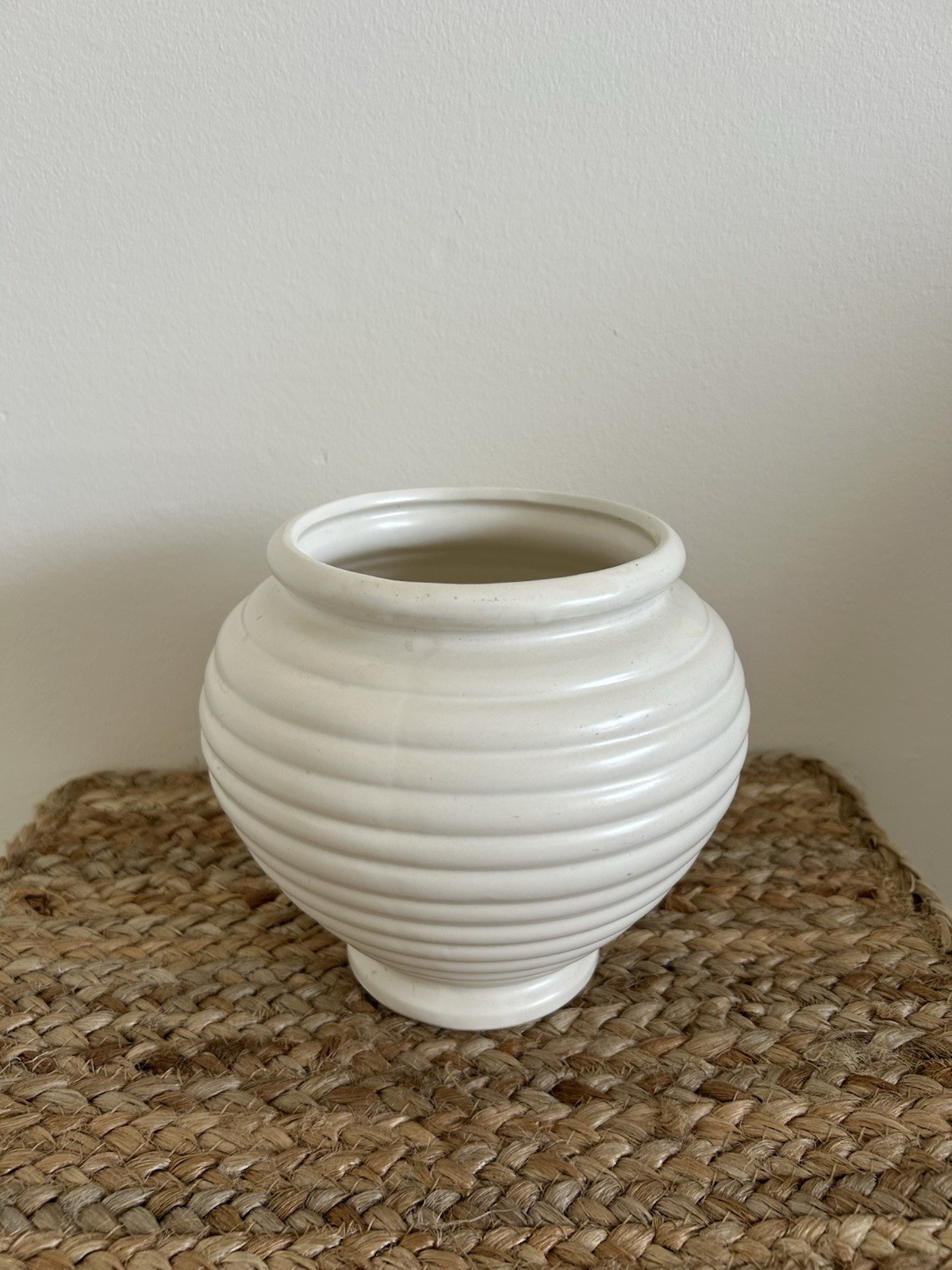 Vintage Hull USA Beehive Urn Vase Off-White Matte Finish #410