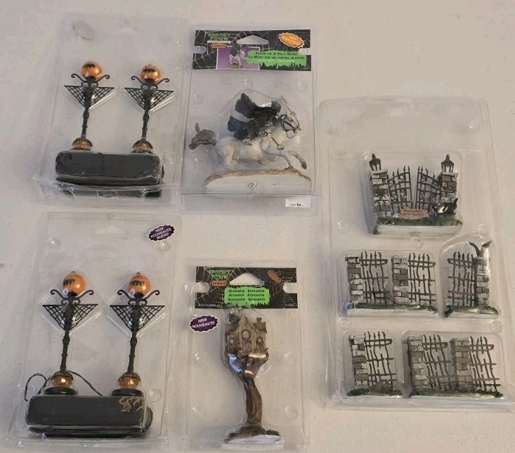 2007 Lemax Spooky Town Lot Lights Cemetary Fences Pale Horse++  Halloween