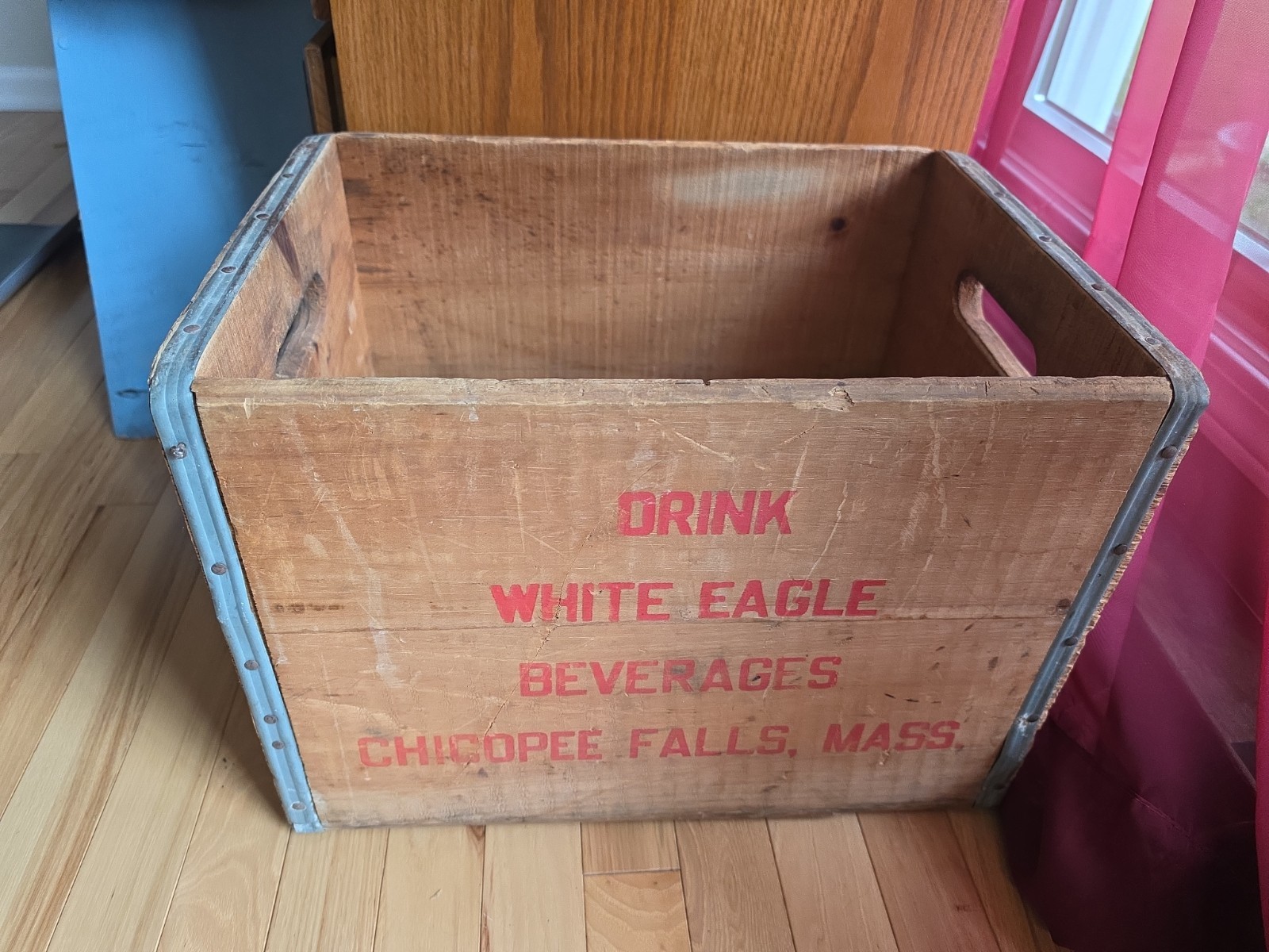 Vtg White Eagle wooden Beverage Crate Box Chicopee Falls MA Rustic 1950s Soda