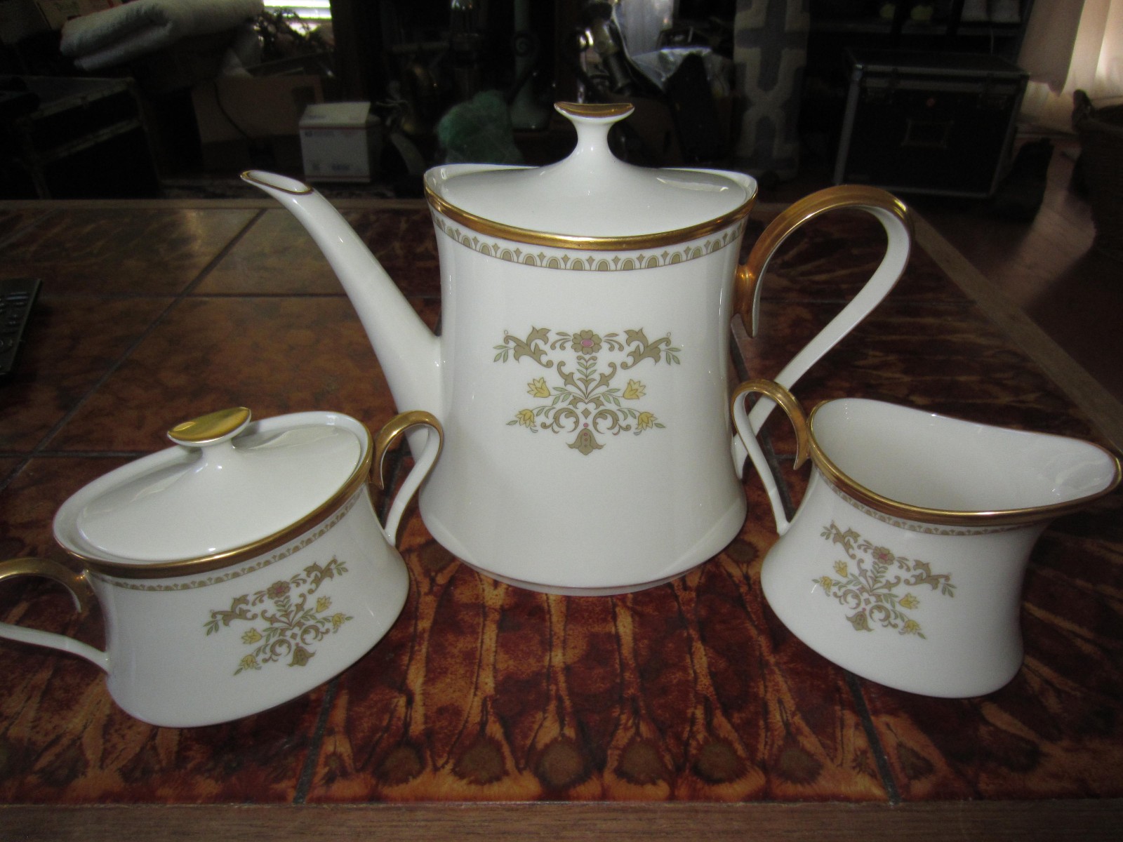 LENOX CASTLE GARDEN TEA / COFFEE POT with CREAMER AND LIDDED SUGAR BOWL LENOX CASTLE GARDEN TEA / COFFEE POT with CREAMER AND LIDDED SUGAR BOWL