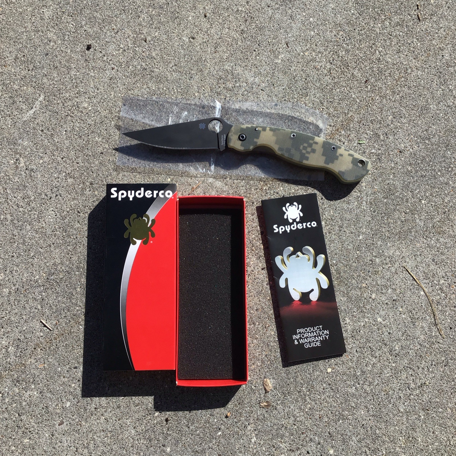 SPYDERCO Military Model C36GPCMOBK Military Camo Scales Black Blade G-10