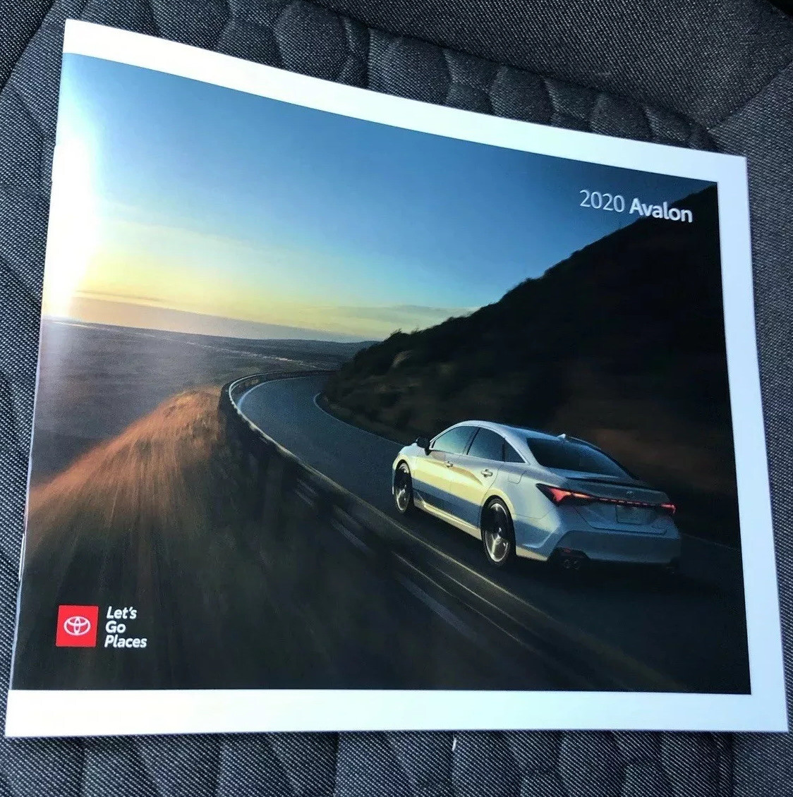 2020 TOYOTA AVALON 34-page Original Sales Brochure