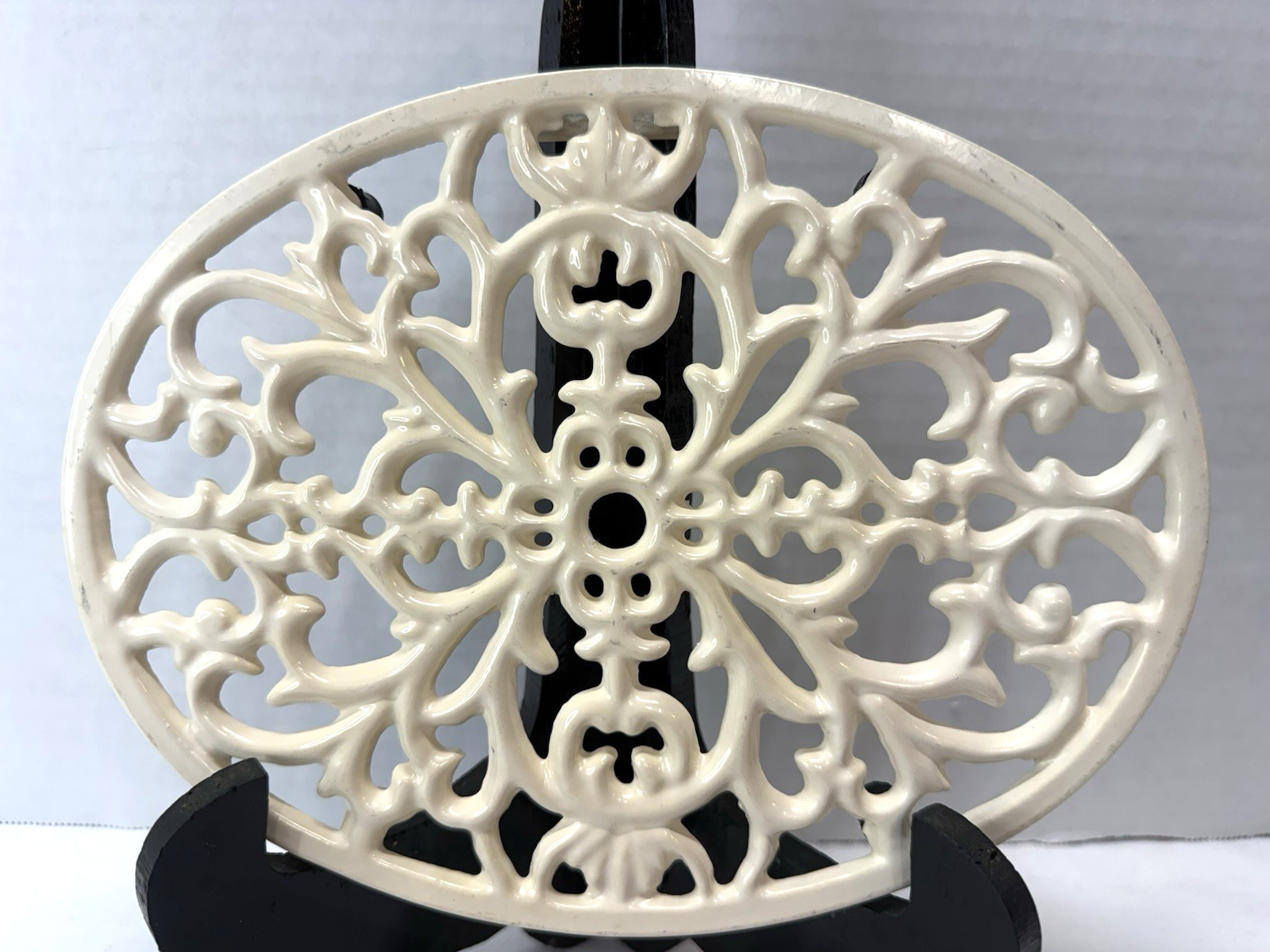 Ornate Ivory Cast Iron Oval Kitchen Trivet Cottage Tools & Gadgets Ornate Ivory Cast Iron Oval Kitchen Trivet Cottage Tools & Gadgets