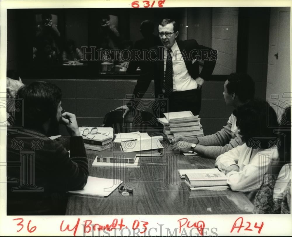 1985 Press Photo Jim Brandt, former World\'s Fair vice president talks at UNO.