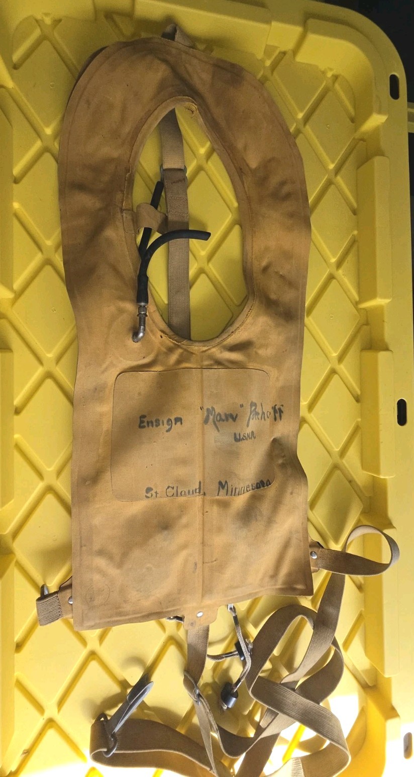 VINTAGE WW2 USN PILOT LIFE SAVING VEST 'MAE WEST' dated 11/24/1944 w/Pilots Name VINTAGE WW2 USN PILOT LIFE SAVING VEST 'MAE WEST' dated 11/24/1944 w/Pilots Name