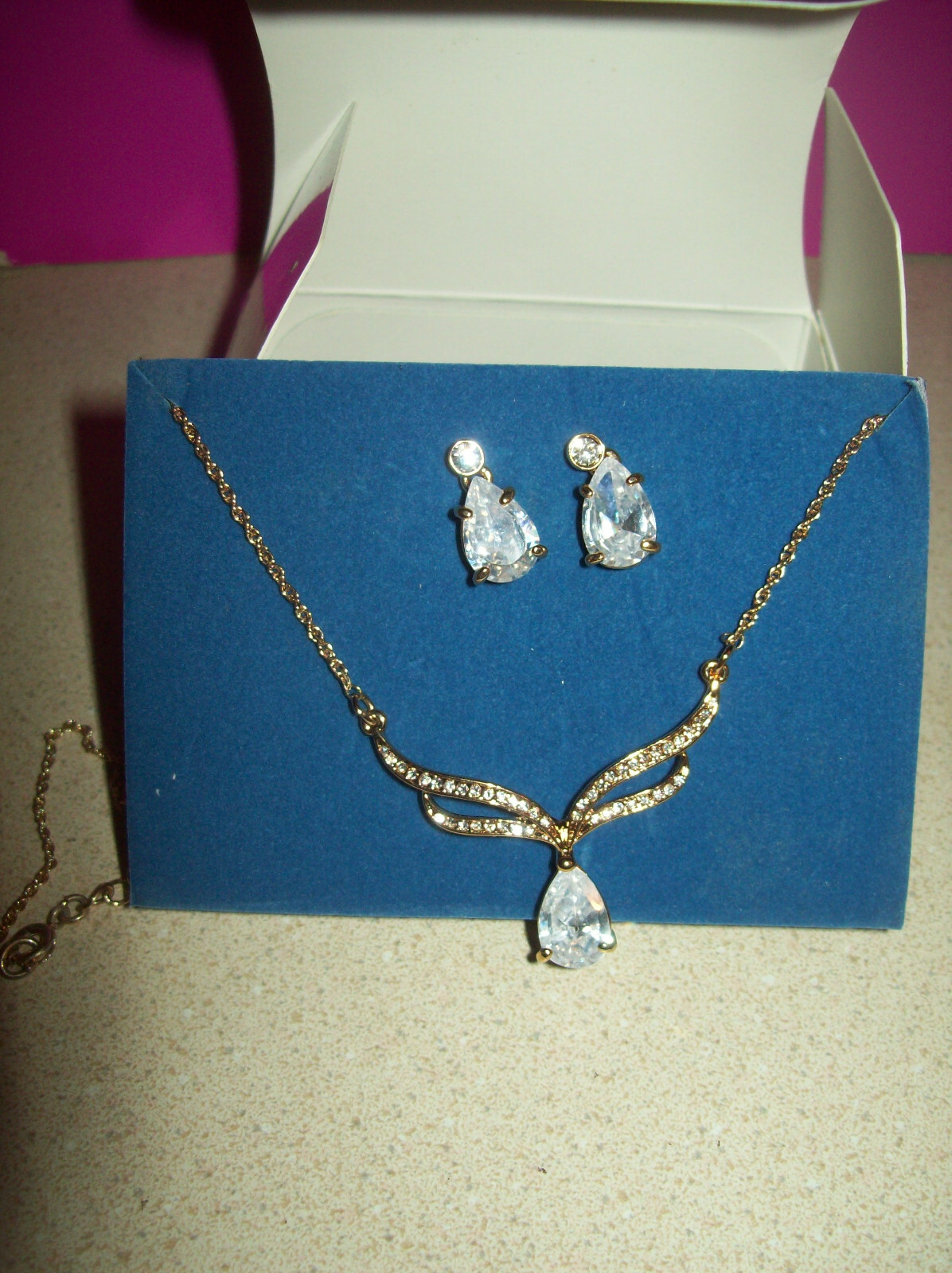 Avon Goldtone Drop Necklace & Pierced Earrings Set NIB 