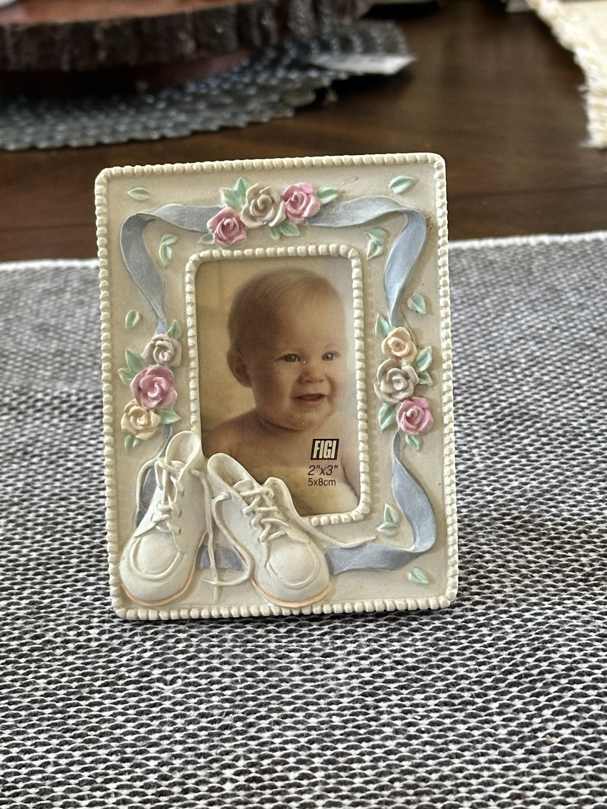Decorative Baby Shoes Photo Frame with Floral Design (2x3 Photo) Decorative Baby Shoes Photo Frame with Floral Design (2x3 Photo)
