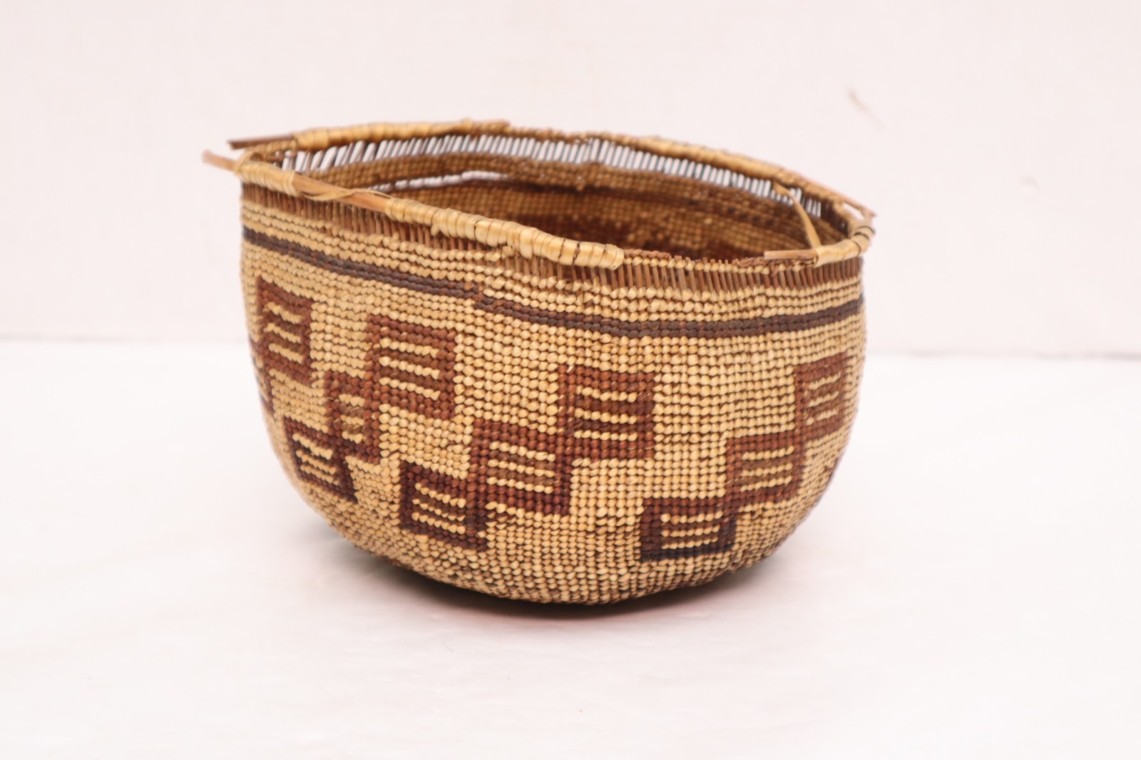 ANTIQUE 1900\'s Native American Hupa / Karuk Basket Northern California Native