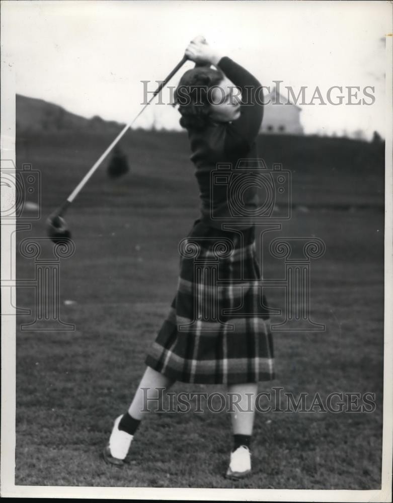 1938 Press Photo Miss Janet Shock teeing off on course - net25608 1938 Press Photo Miss Janet Shock teeing off on course - net25608
