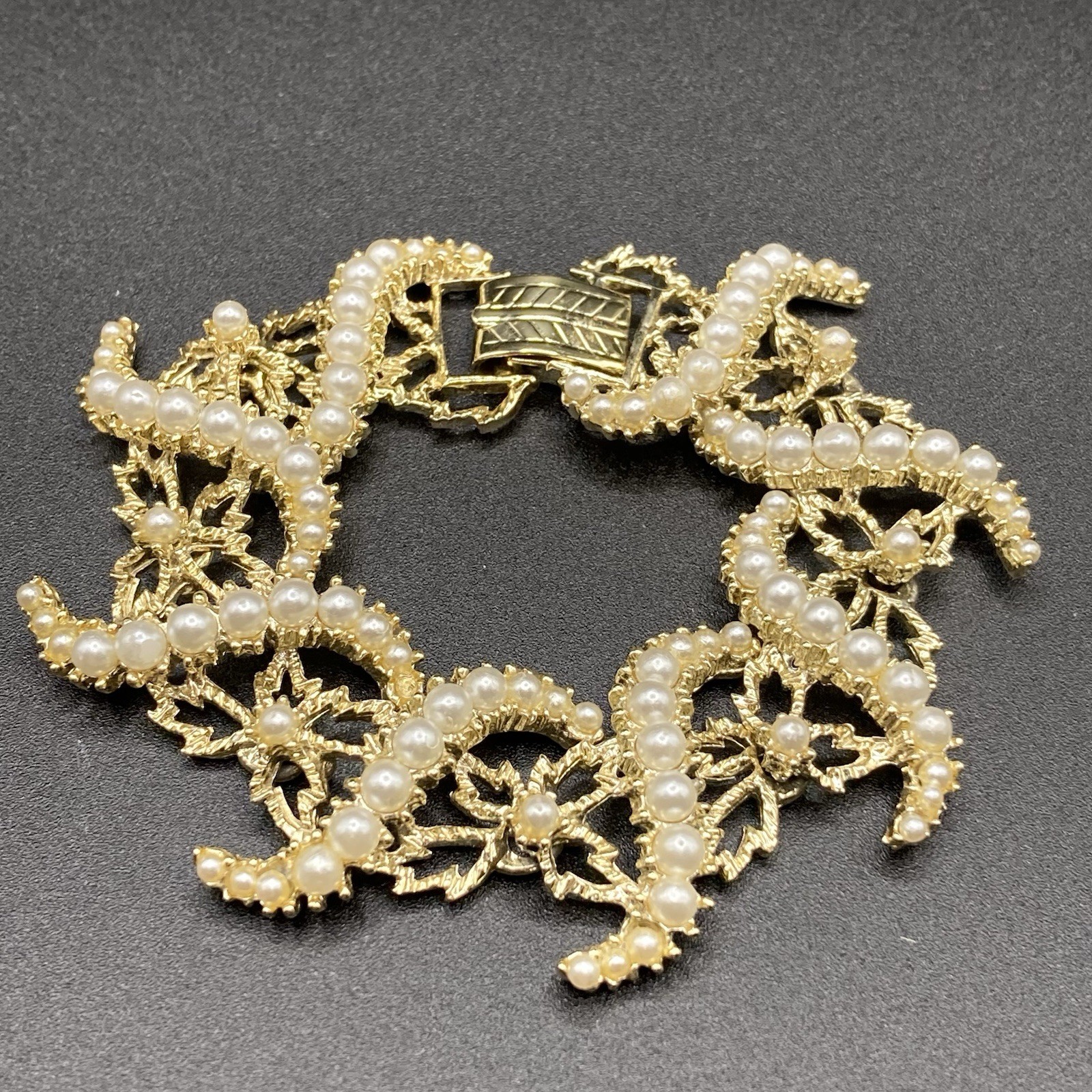 Unmarked Goldtone & Faux Pearl Link Bracelet 7\