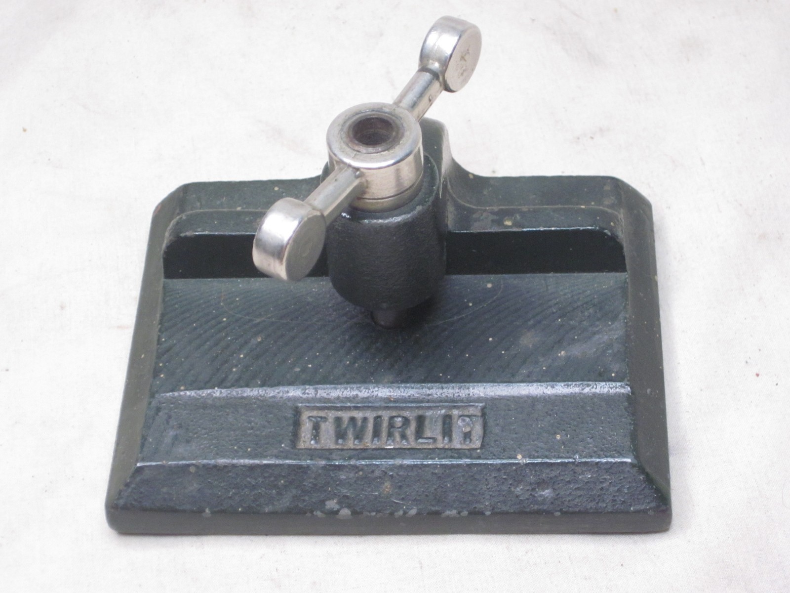 vintage TWIRLIT MITCHELL BINDER CO. HAGERSTOWN 100 Cast Iron single hole punch