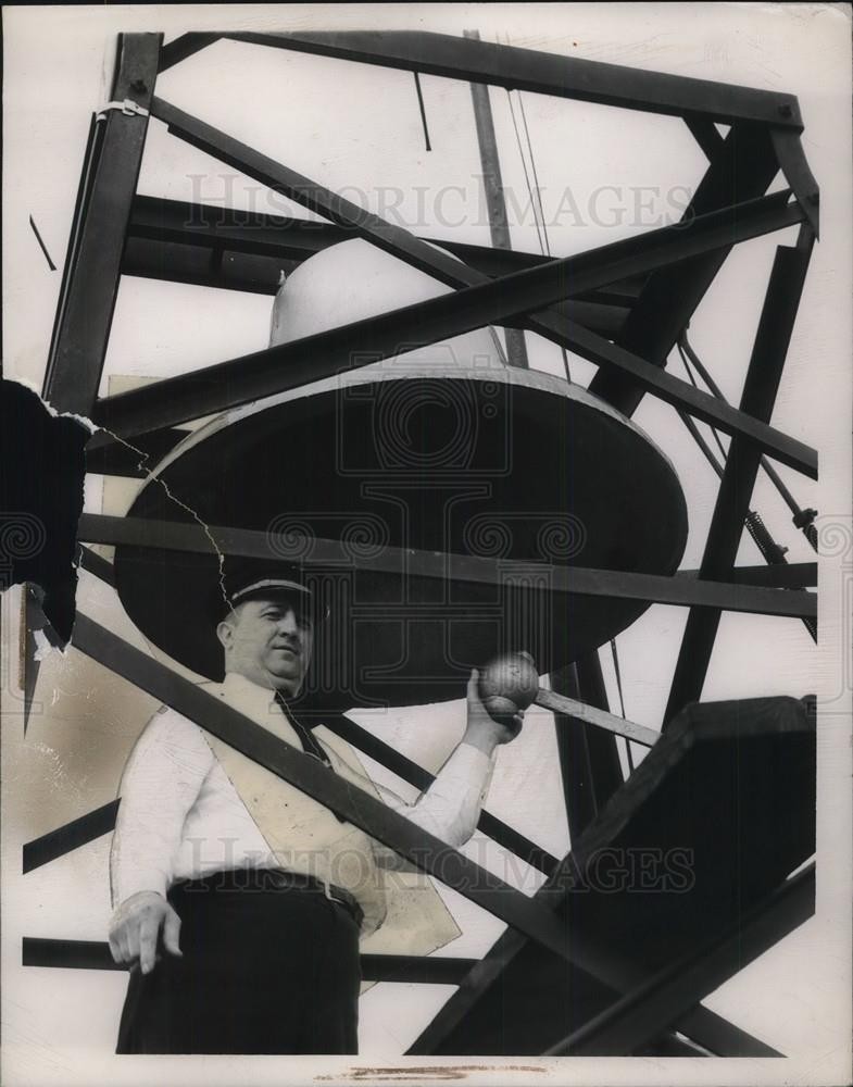 1949 Press Photo Captain Andrew Lestock with Lakewood Fire Department bell, OH