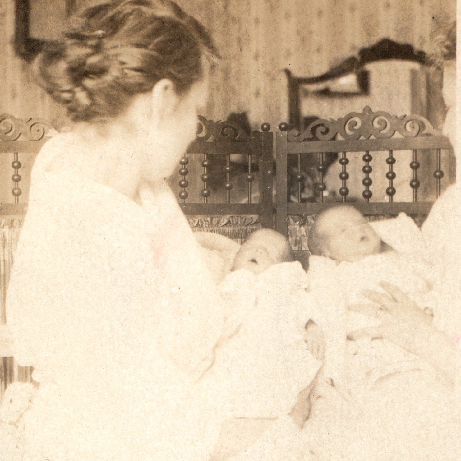 ID'd c1910s Mrs Patten Newborn Twin Sons Snapshot Photo Mother Babies Parlor Vtg ID'd c1910s Mrs Patten Newborn Twin Sons Snapshot Photo Mother Babies Parlor Vtg