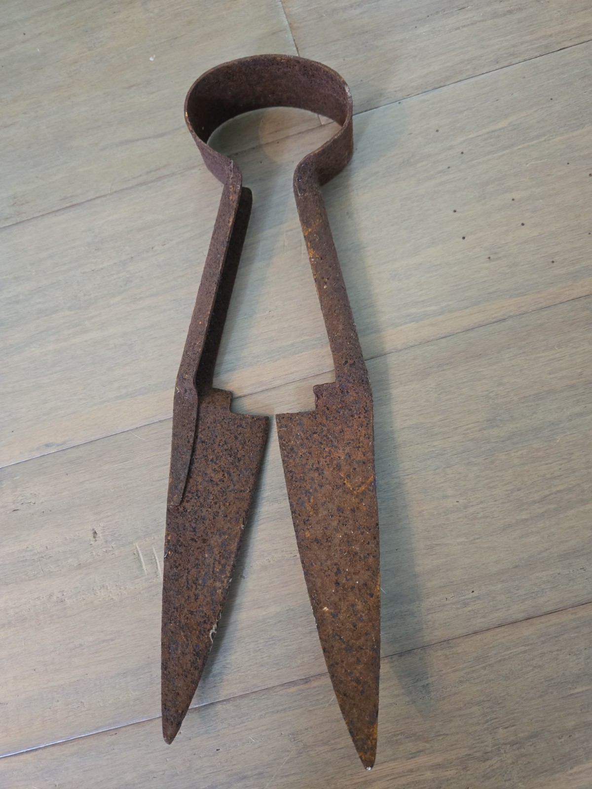 Vintage Rusty Metal Sheep Shears Hand Clippers Scissor-Like Hand Tool