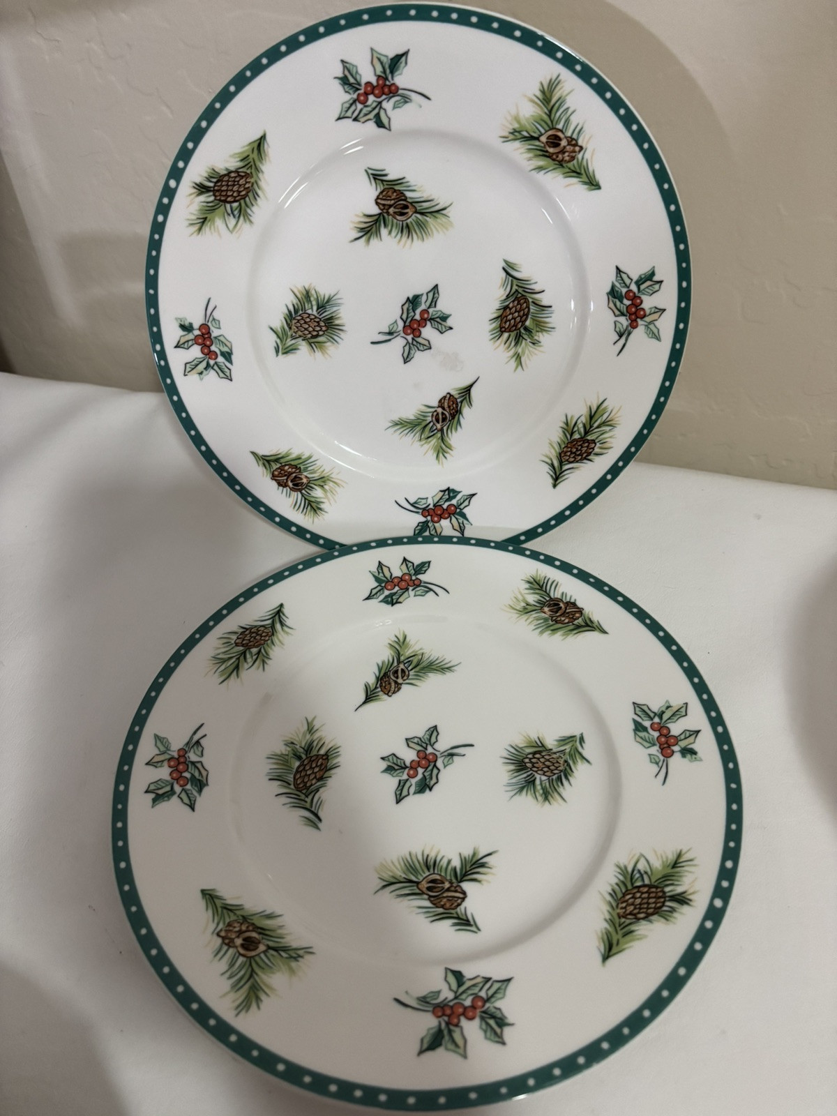 Mikasa Christmas Wish Salad/Dessert Holly Leaves Pinecones Plate 8.5\