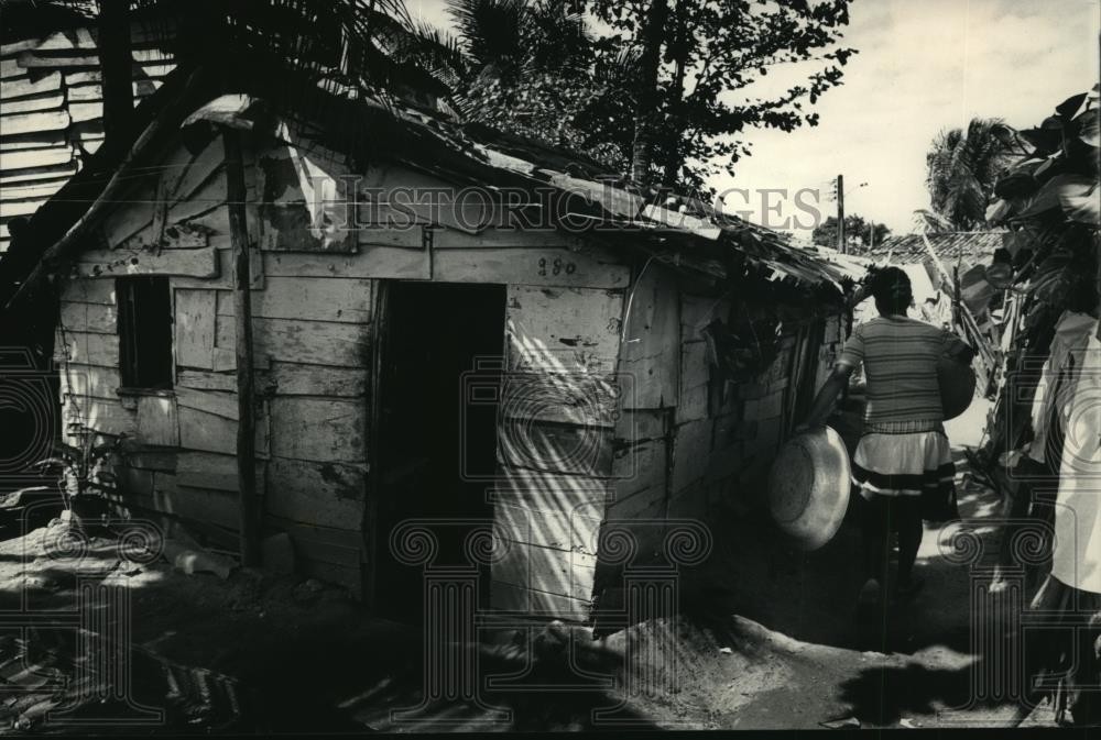 1987 Press Photo Figuera's shack in Brazil where her family lives - mja83422 1987 Press Photo Figuera's shack in Brazil where her family lives - mja83422