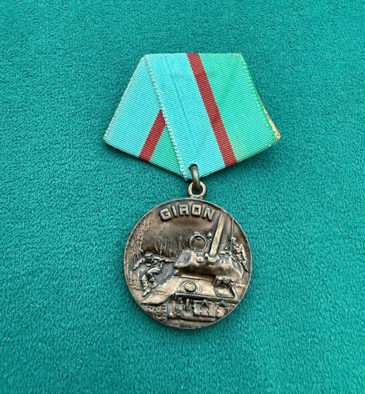 VINTAGE CUBAN MEDAL ORDER GIRON FIDEL CASTRO JUMPING FROM A TANK REPUBLIC AWARD VINTAGE CUBAN MEDAL ORDER GIRON FIDEL CASTRO JUMPING FROM A TANK REPUBLIC AWARD