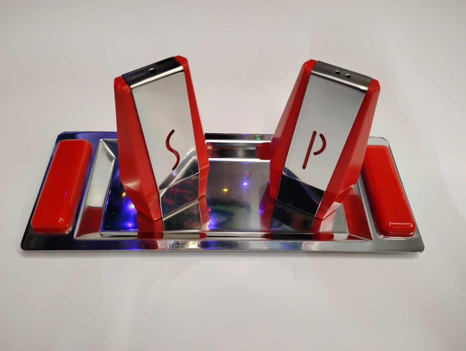 Vintage Mid-Century Atomic Red Plastic & Chrome Salt Pepper Shakers Set w/ Tray Vintage Mid-Century Atomic Red Plastic & Chrome Salt Pepper Shakers Set w/ Tray