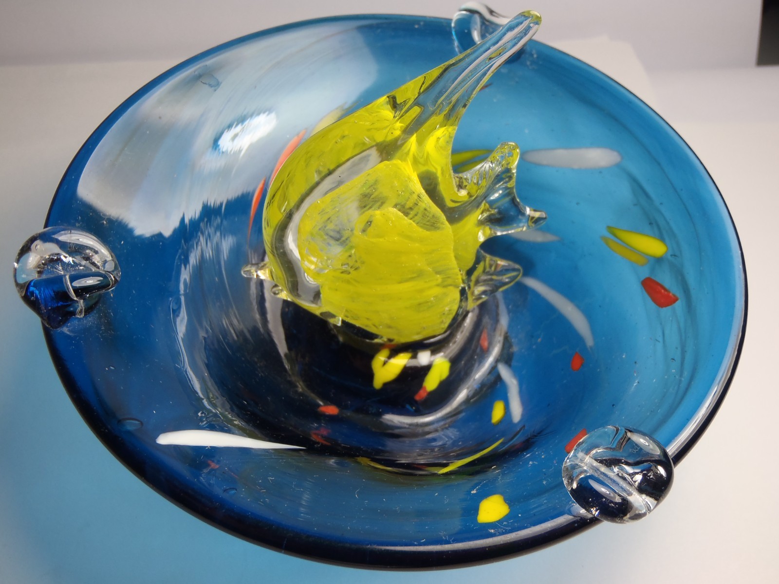 ART GLASS YELLOW ANGEL FISH ON COBALT BLUE ASHTRAY