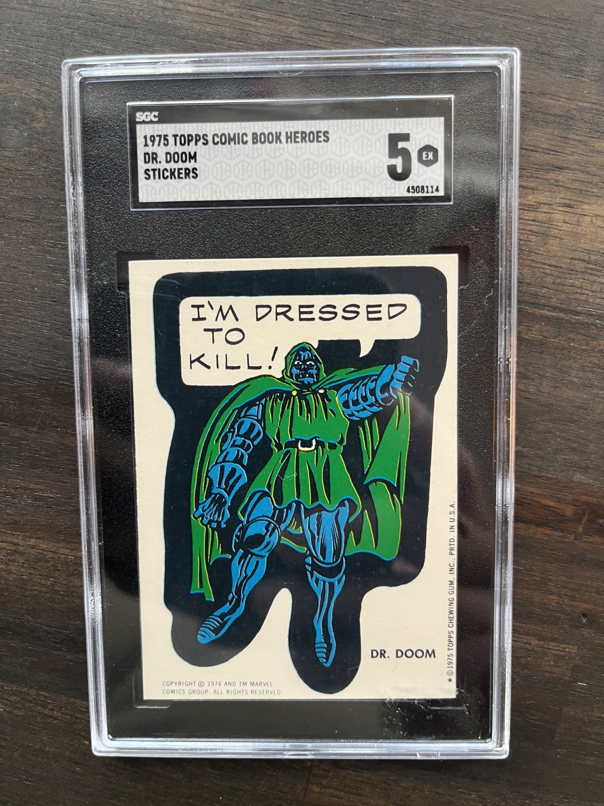 1975 TOPPS MARVEL COMIC BOOK HEROES STICKER CARD - DR. DOOM SGC 5 ROOKIE CARD