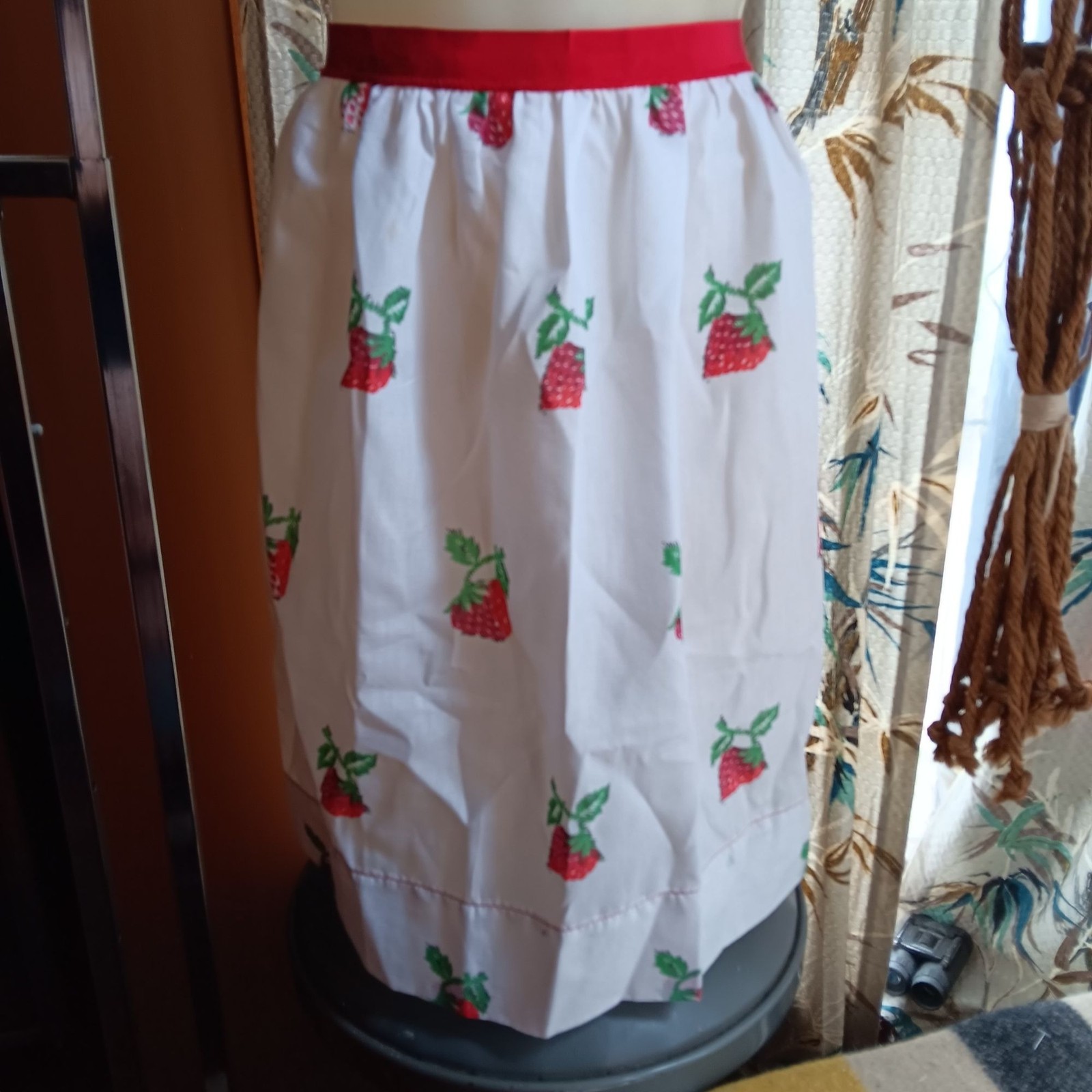 True Vintage 1950\'s Kitchen Apron Strawberry Print Trad Granny 