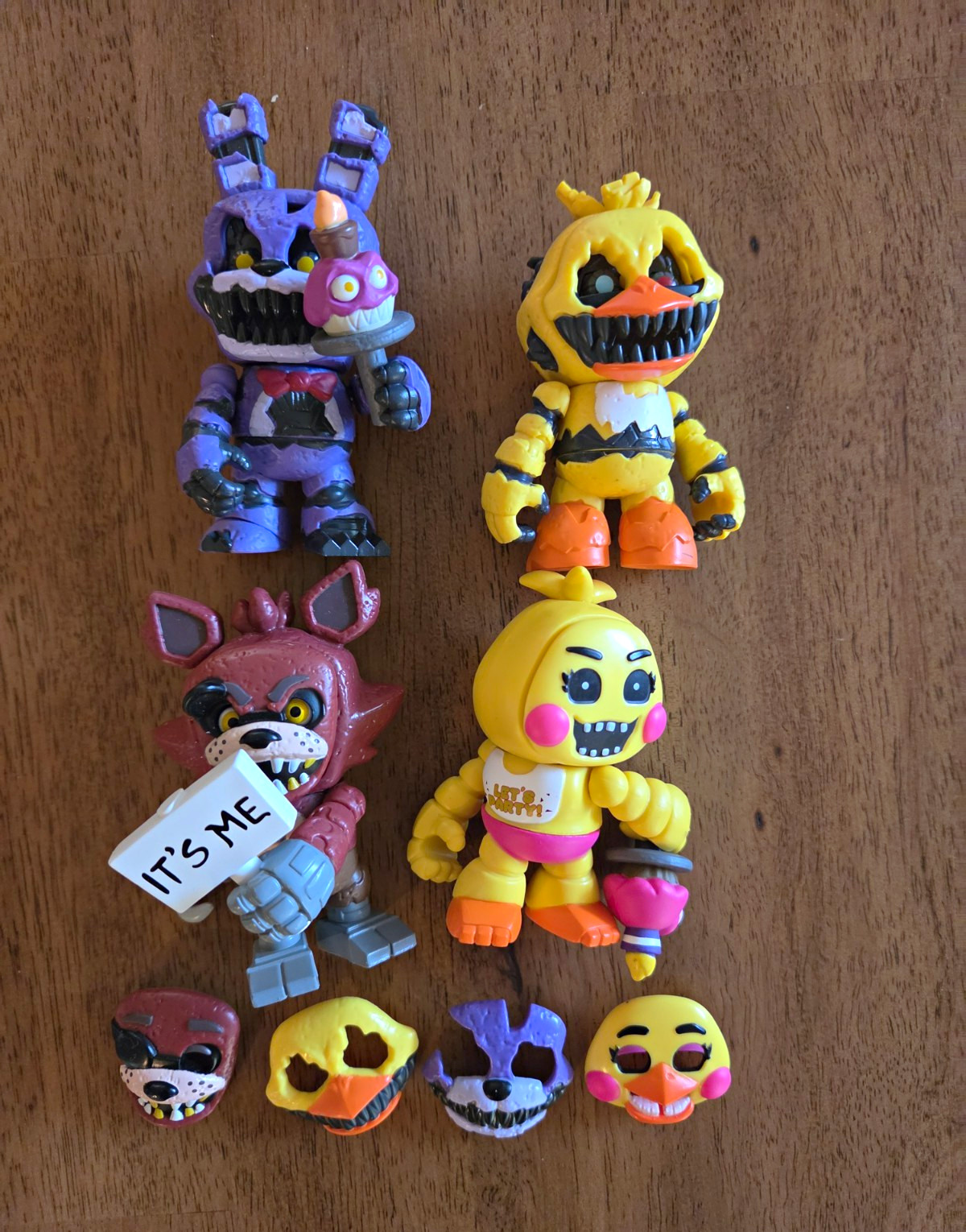 Five Nights at Freddy\'s 4pc Mini Figure Set Bonnie Chica Foxy w/ Accessories