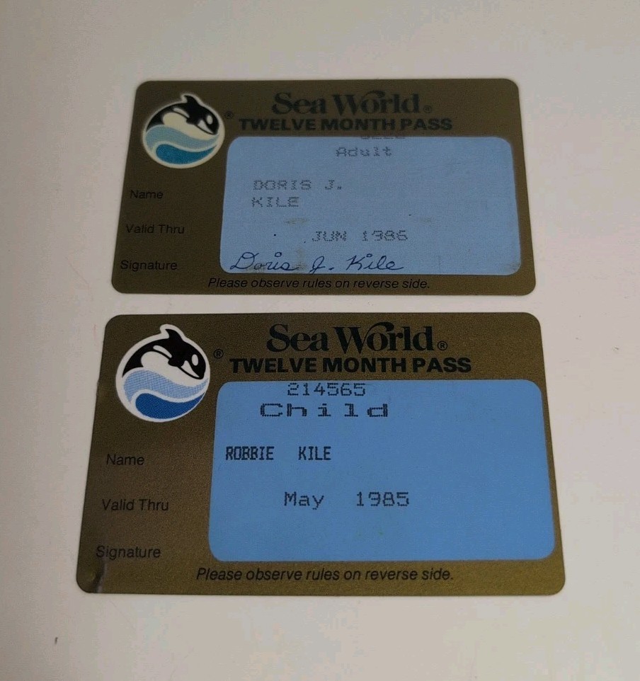 VINTAGE SEA WORLD 1985 12 MONTH PASS SHAMU AMUSEMENT PARK LOT (2) ADULT + CHILD