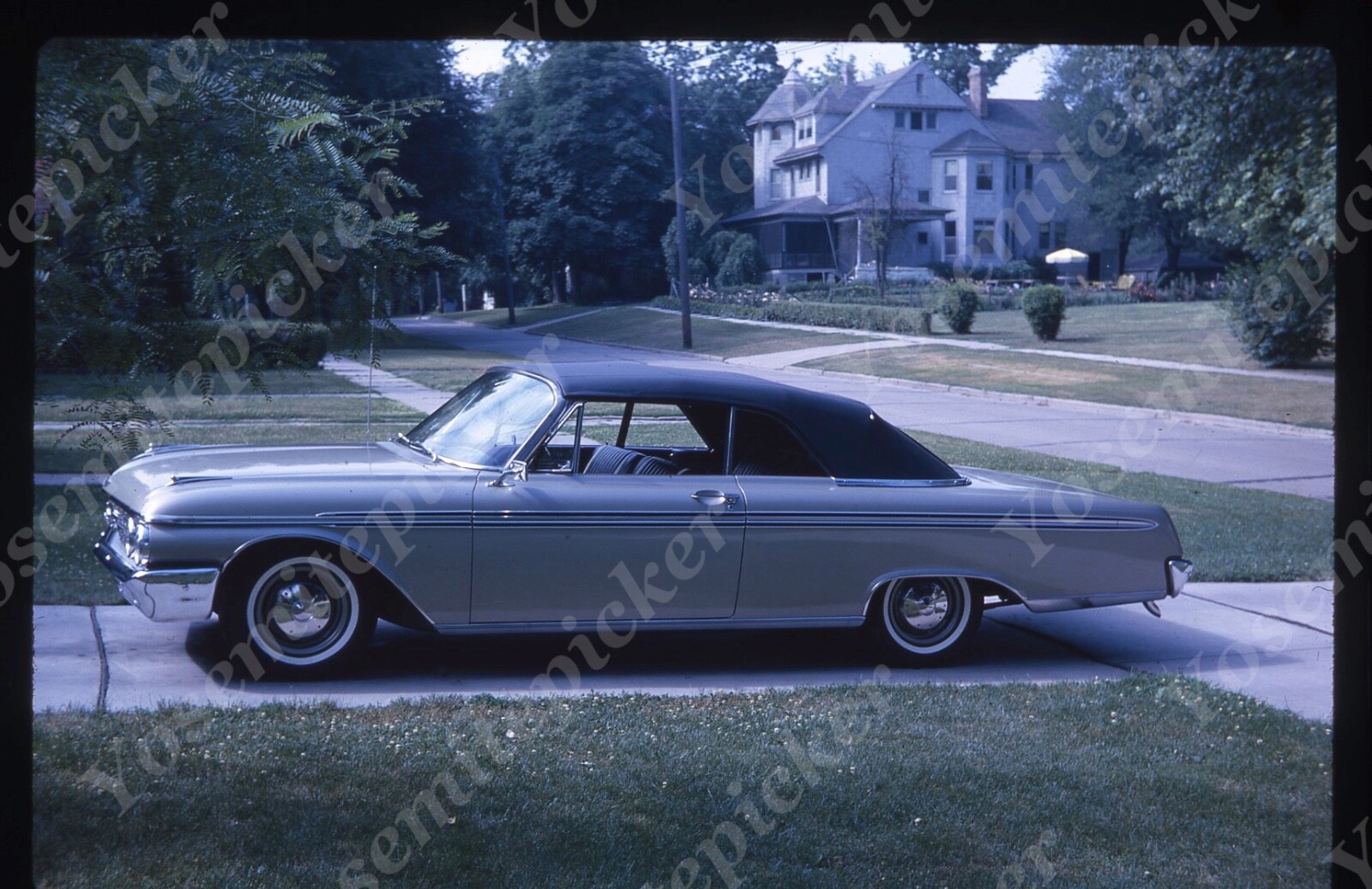 sl07 Original Slide 1962 Kodachrome driveway car 329a