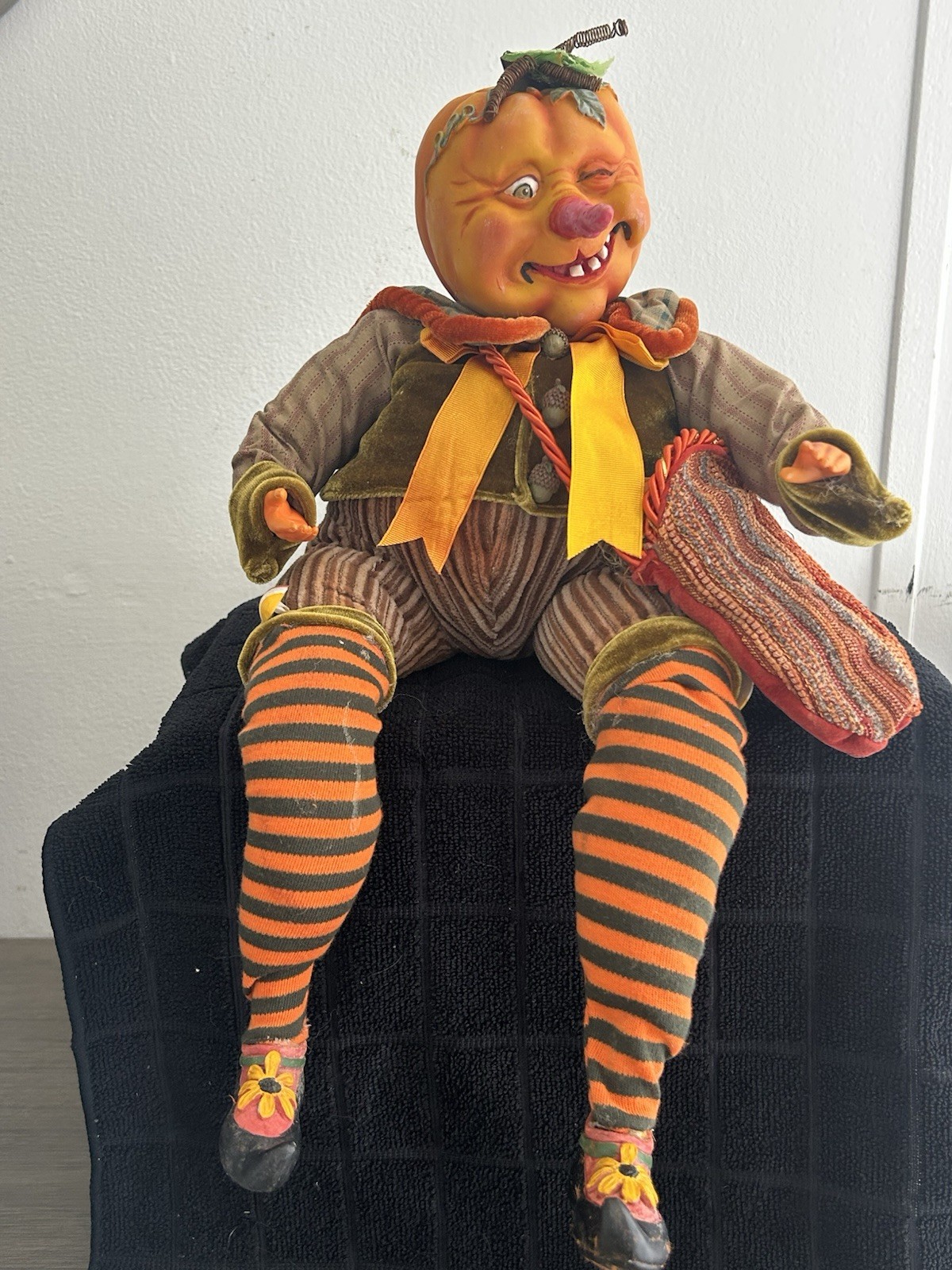 RARE VINTAGE WINWARD PUMPKIN HEAD SHELF SITTER HALLOWEEN DOLL WHIMSICAL DÉCOR 