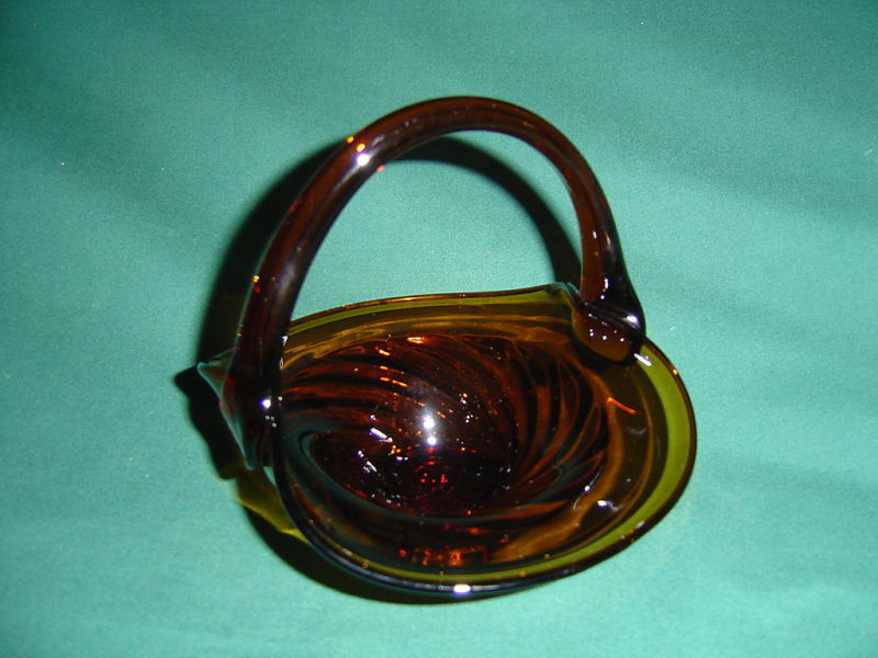 VINTAGE DARK AMBER ART GLASS BASKET SWIRL PATTERN APPLIED HANDLE 6\