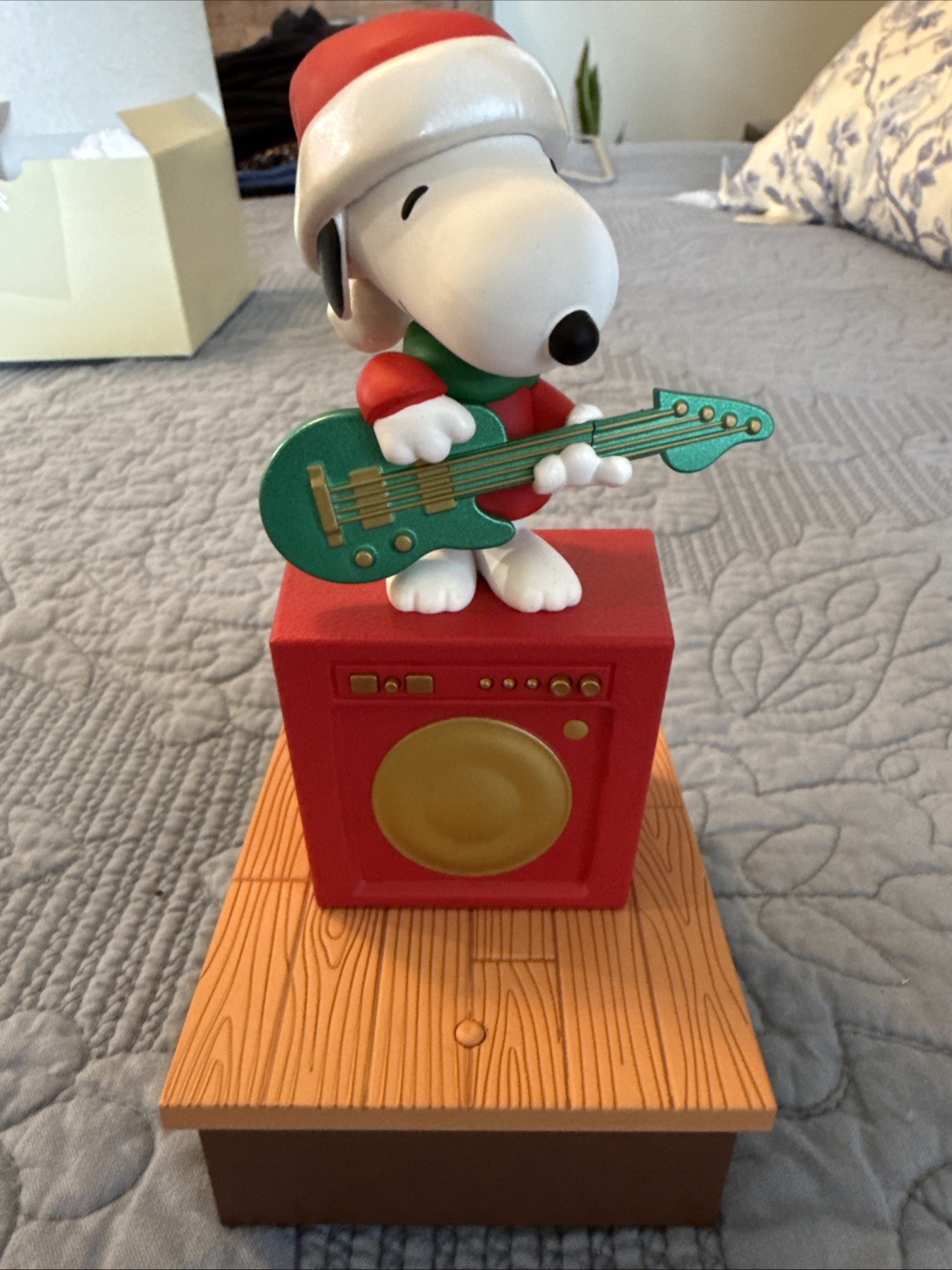 2011 Hallmark SNOOPY Peanuts Wireless Christmas Band Guitar
