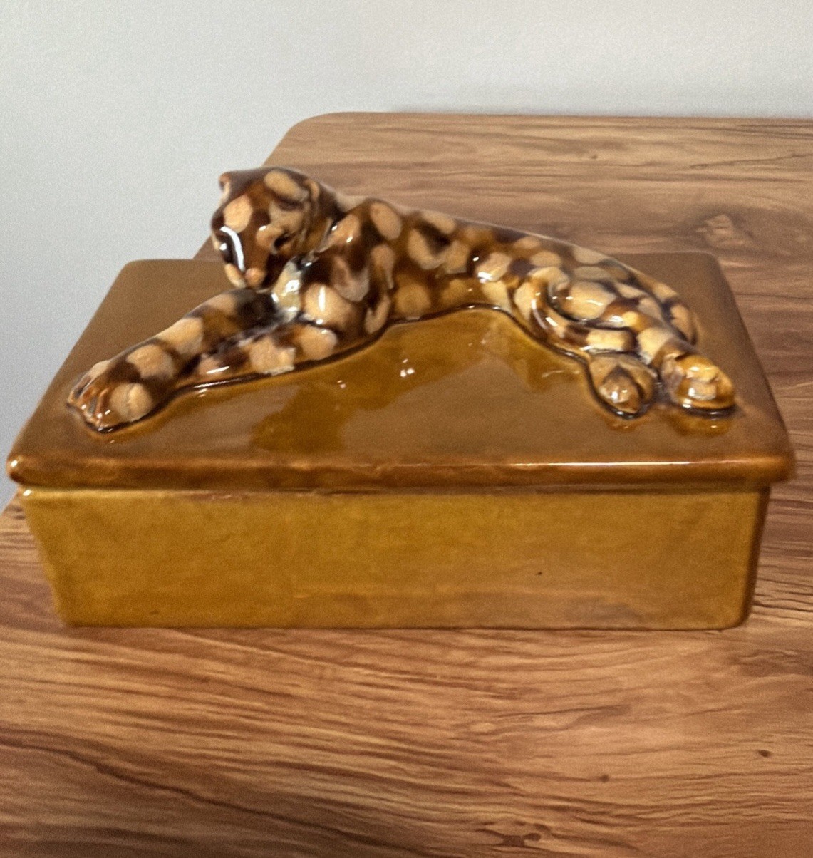 vintage Royal Haeger ceramic trinket box. R631 USA