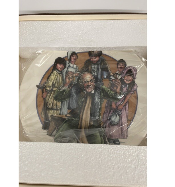 BOB CRATCHIT AND TINY TIM Plate The Remarkable World of Charles Dickens BOB CRATCHIT AND TINY TIM Plate The Remarkable World of Charles Dickens