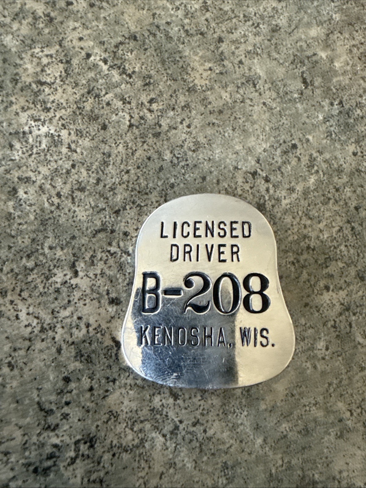 OBSOLETE VINTAGE KENOSHA, WISCONSIN LICENSE DRIVER BADGE 1920s 30s Taxi