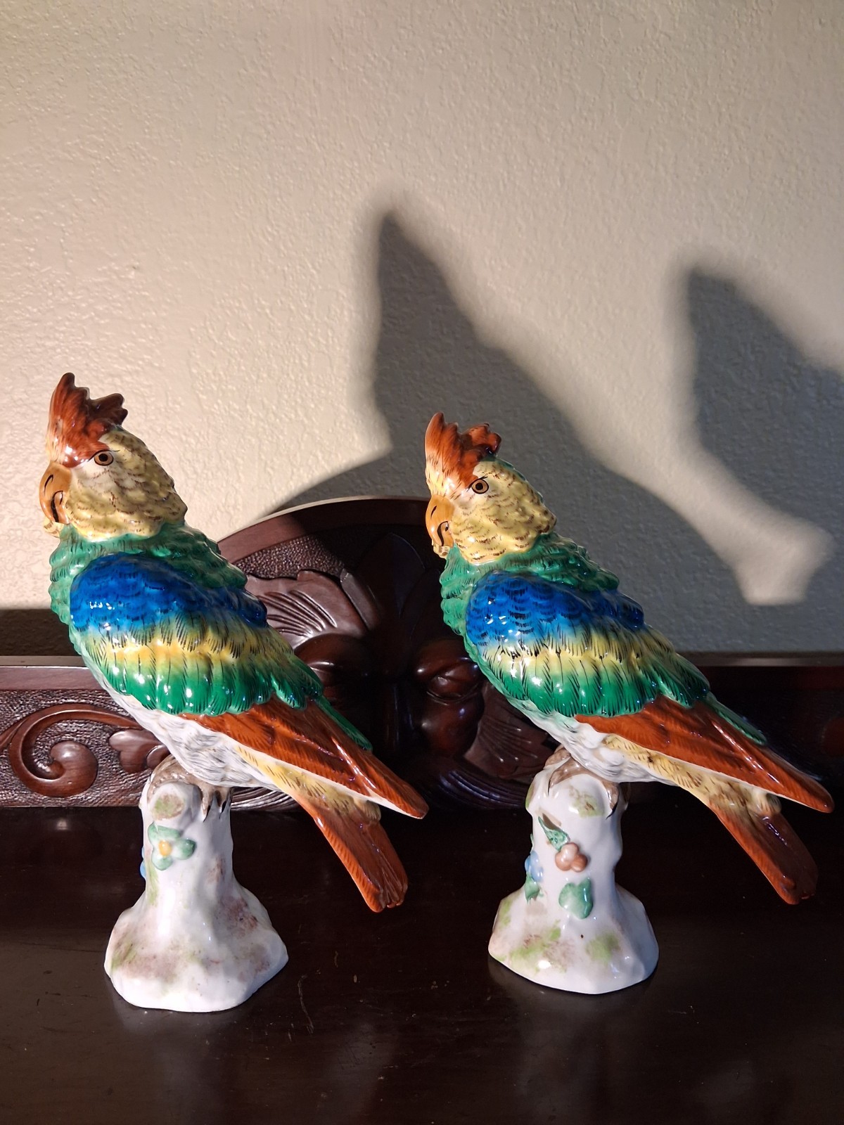 PR ANTIQUE PARIS DE PORCELAINE FRANCE SWORDS MARK PARROTS FIGURINES RARE FIND 8\